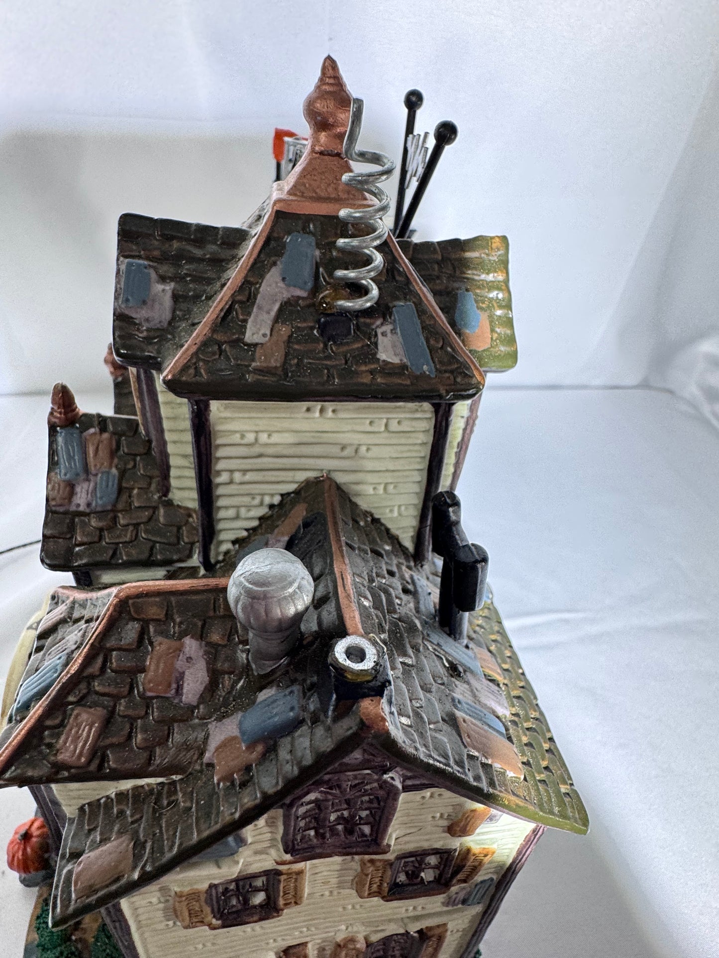 Lemax Spooky Town Dr. Tingle’s Laboratory #05487 – Retired 2000–2008 – Parts/Repair