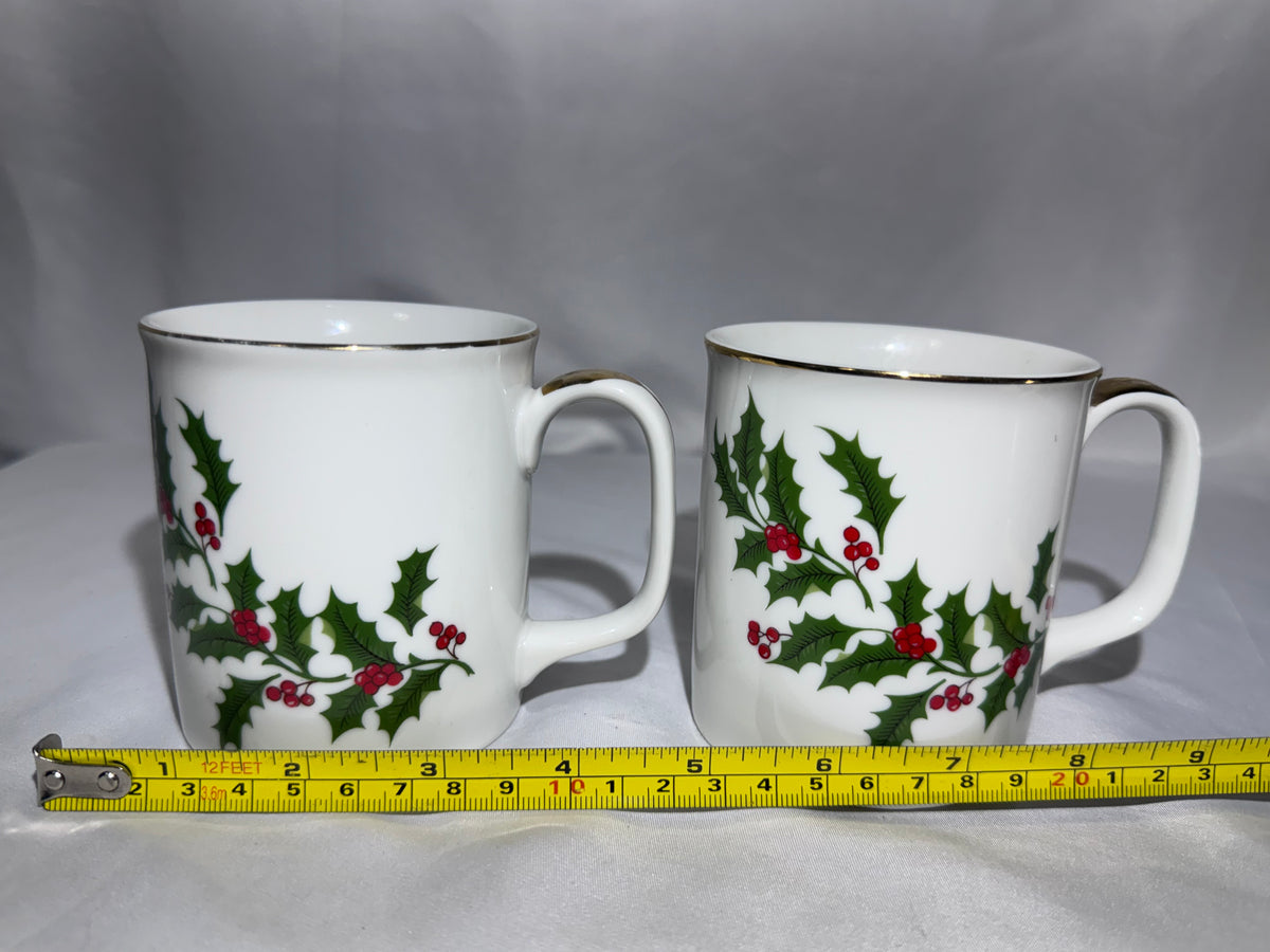 Vintage Kashima Christmas Holly Porcelain Coffee Mugs – Set of 2 – Gold Trim – Made in Japan