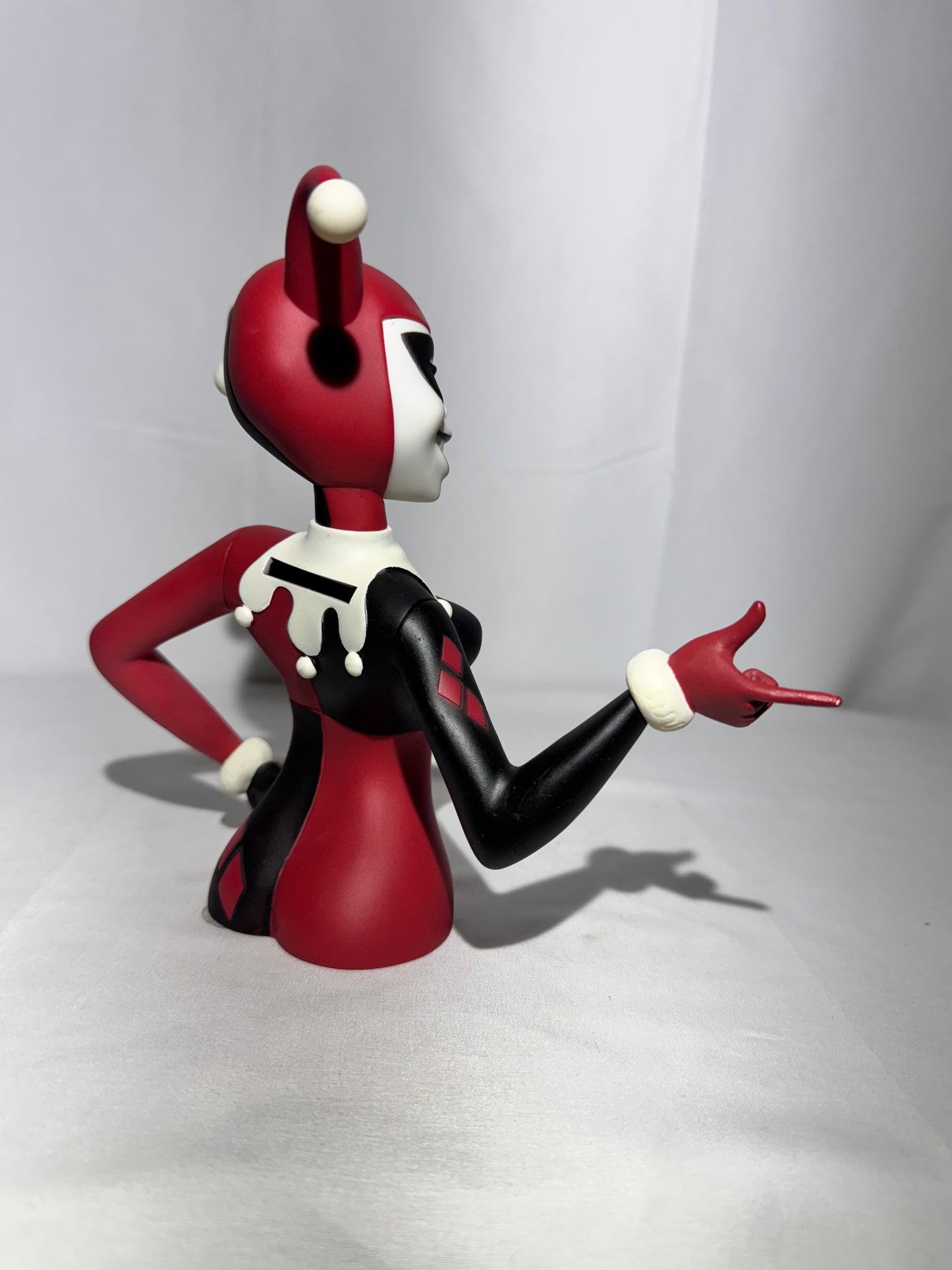 Harley Quinn Vinyl Bust Bank – Batman: The Animated Series – DC Comics / Warner Bros.