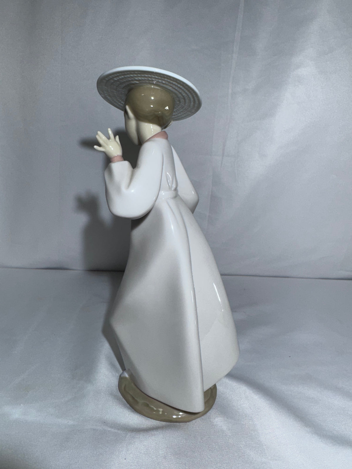 Lladró Hello Friend! #6414 Porcelain Figurine – Salvador Debón – Damaged