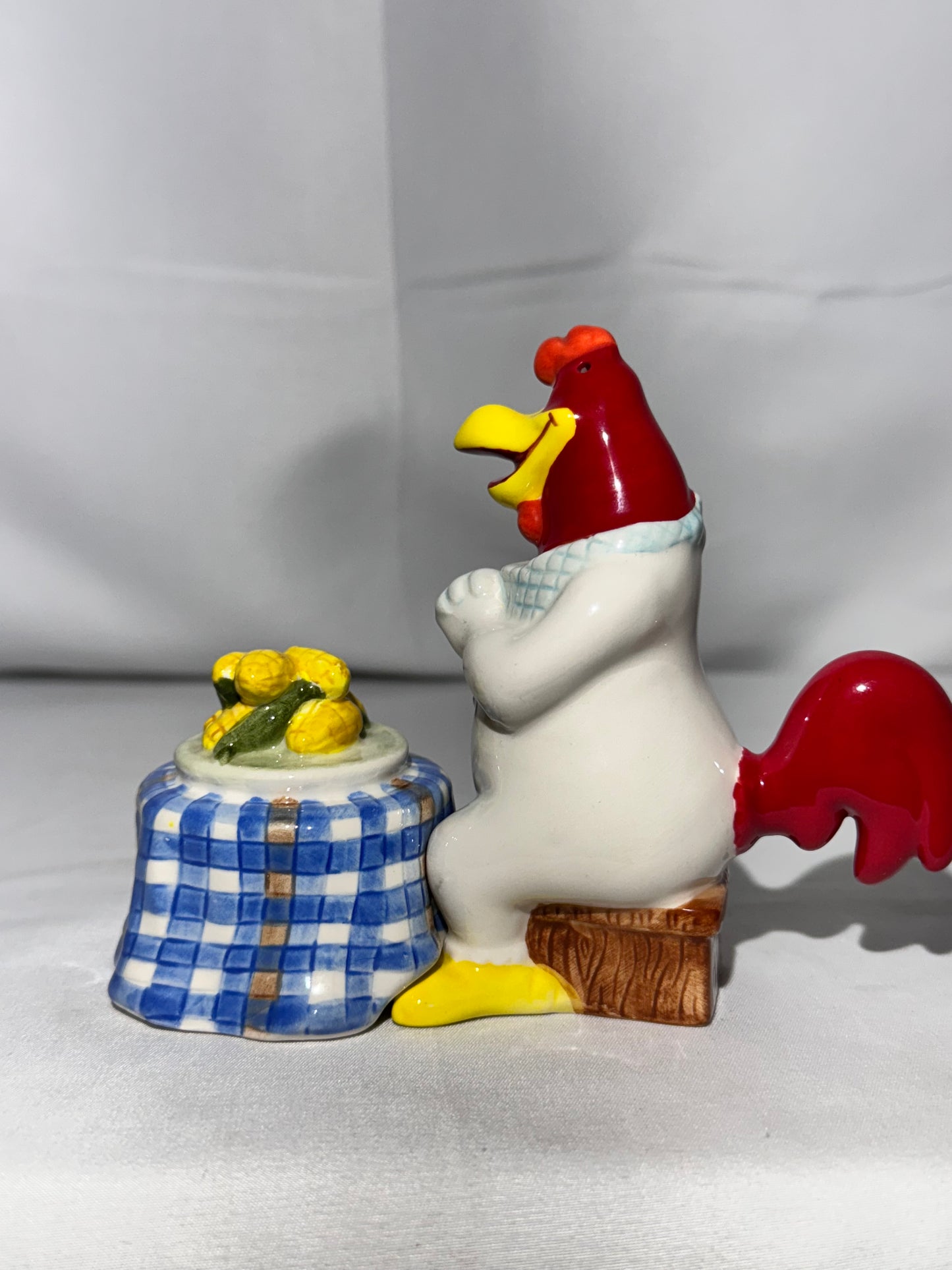 Looney Tunes Warner Brothers Foghorn Leghorn Magnetic Salt & Pepper Shakers – With Stoppers