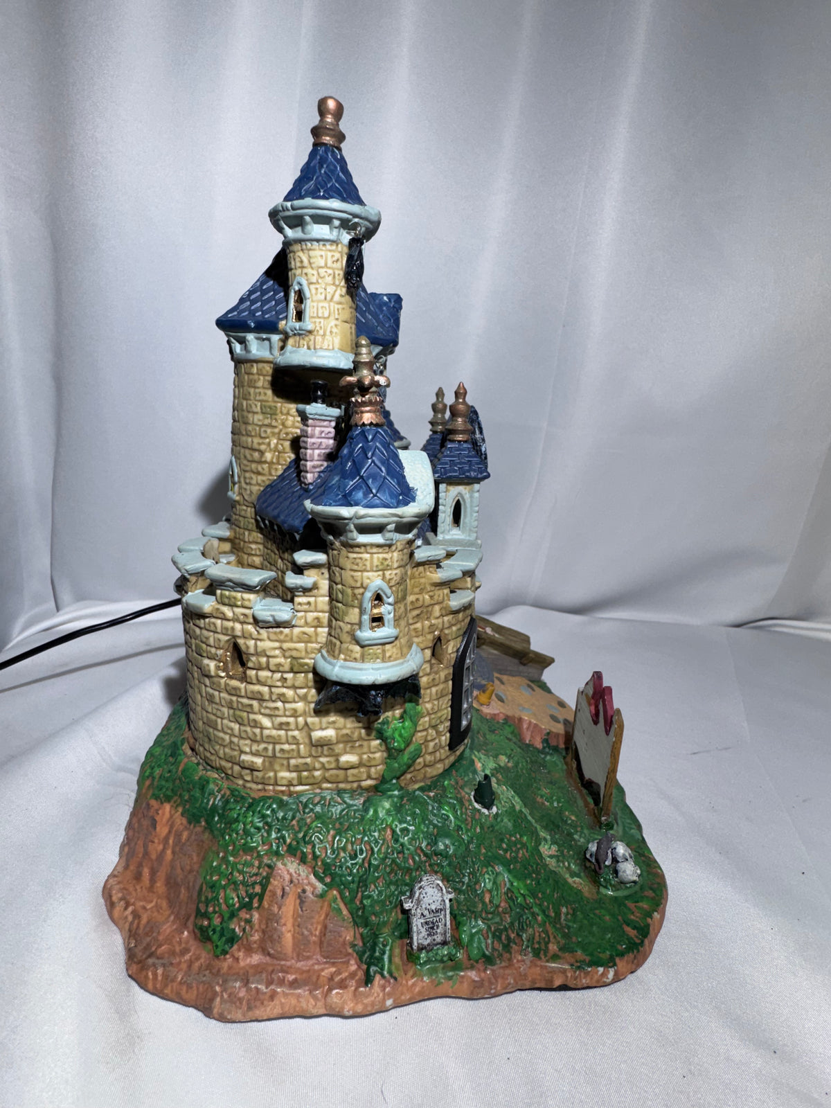 Lemax Spooky Town Vampire Castle #75498 – Retired 2007 Halloween Village – Animated & Lighted
