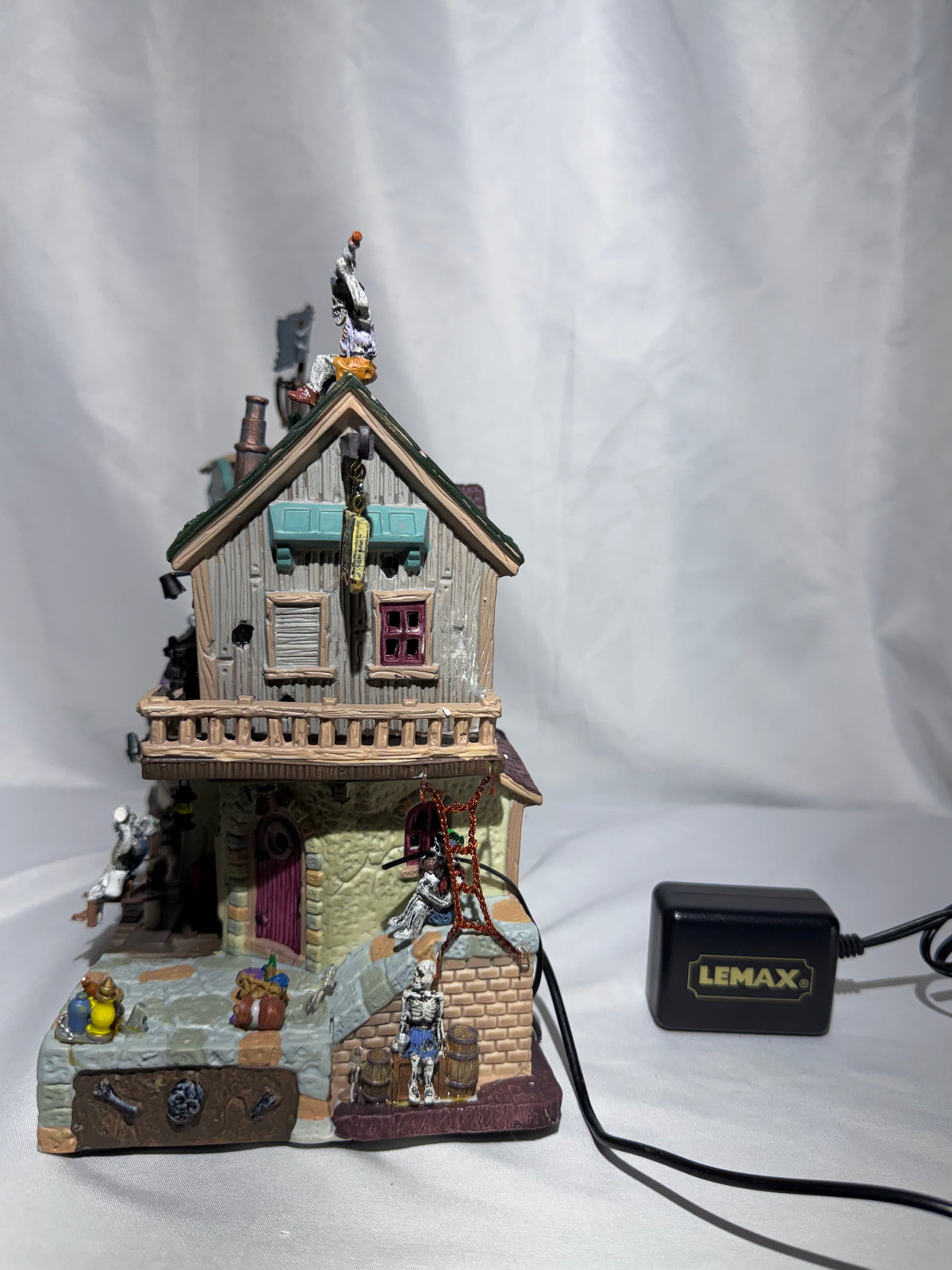 Lemax Spooky Town Pirates Pub & Grub #85666 – Retired Halloween Village – Original Box