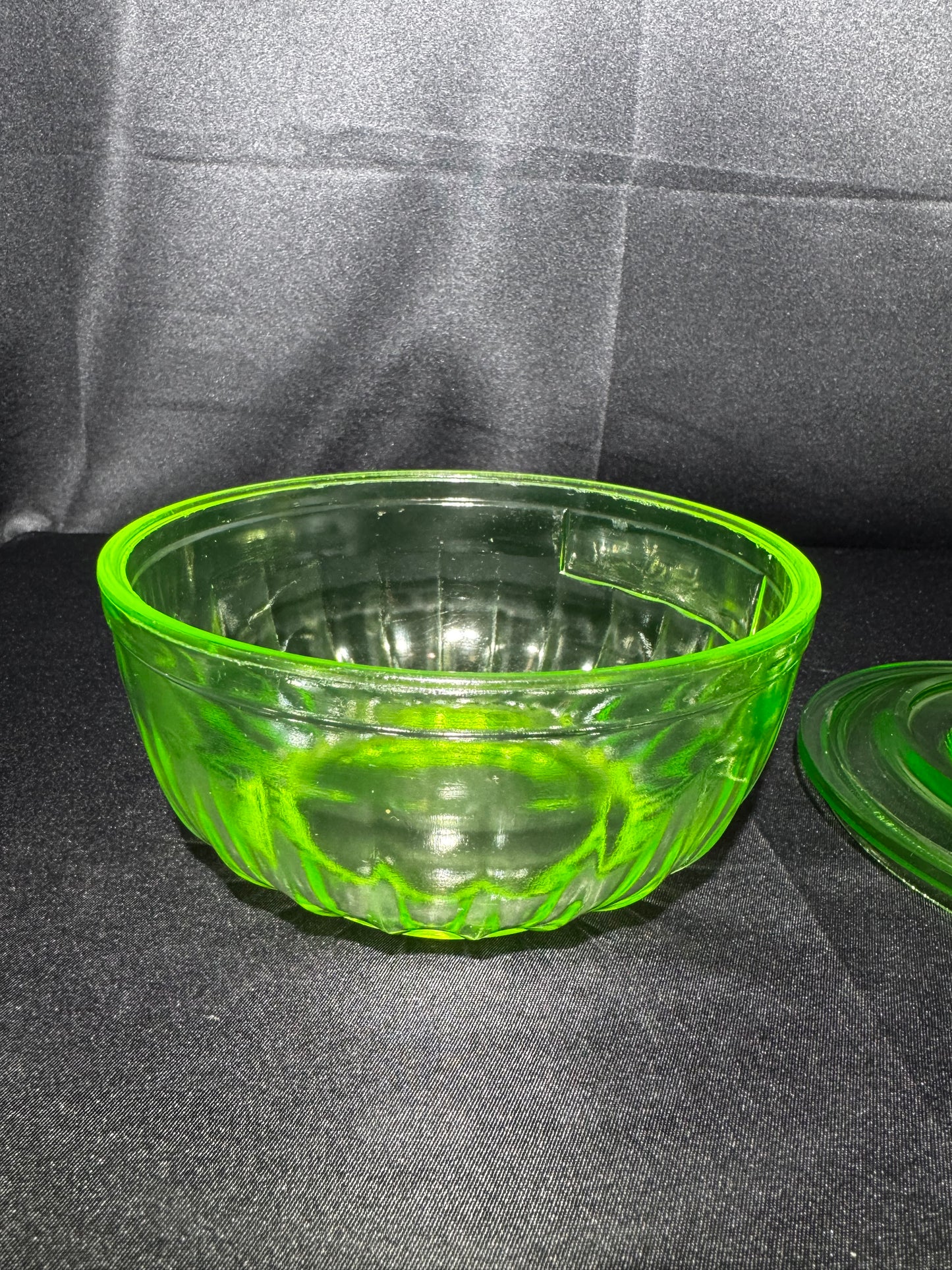 Vintage Anchor Hocking Uranium Glass Refrigerator Dish w/ Lid Ribbed Depression Glass UV Glow 5.5”