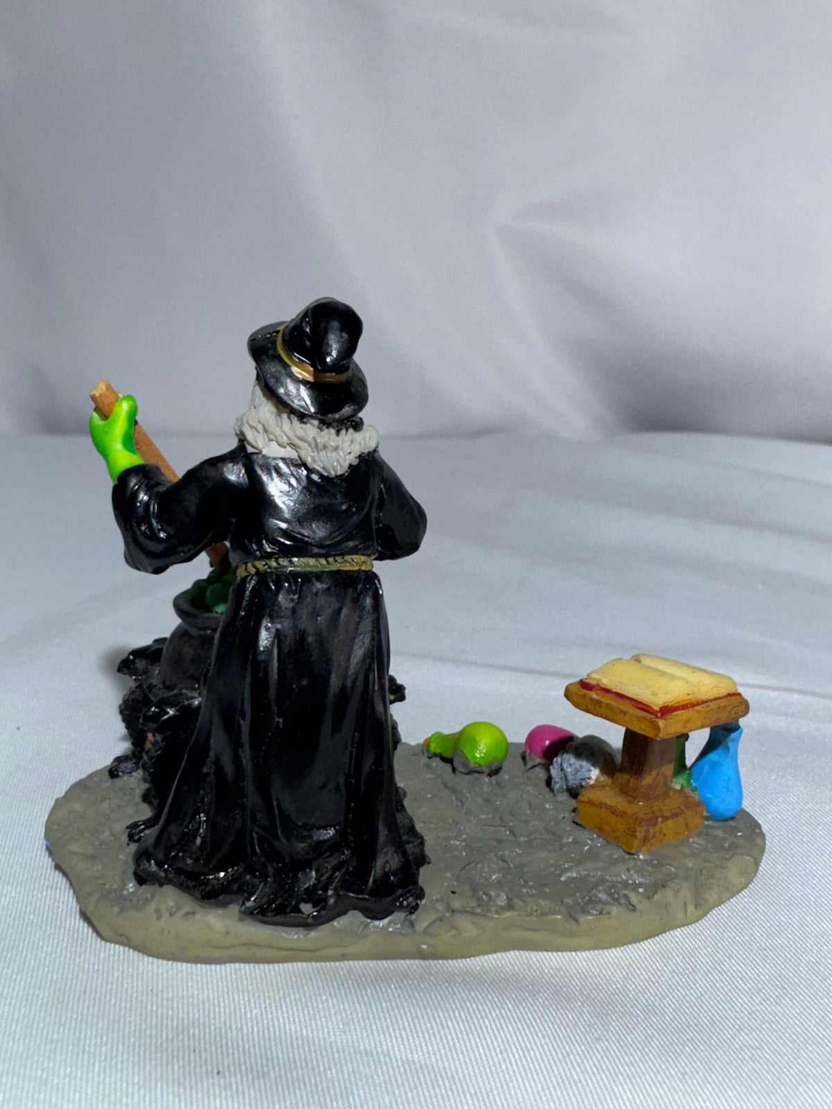 Lemax Spooky Town “The Witch’s Cauldron” #42840 — Halloween Village Figurine read