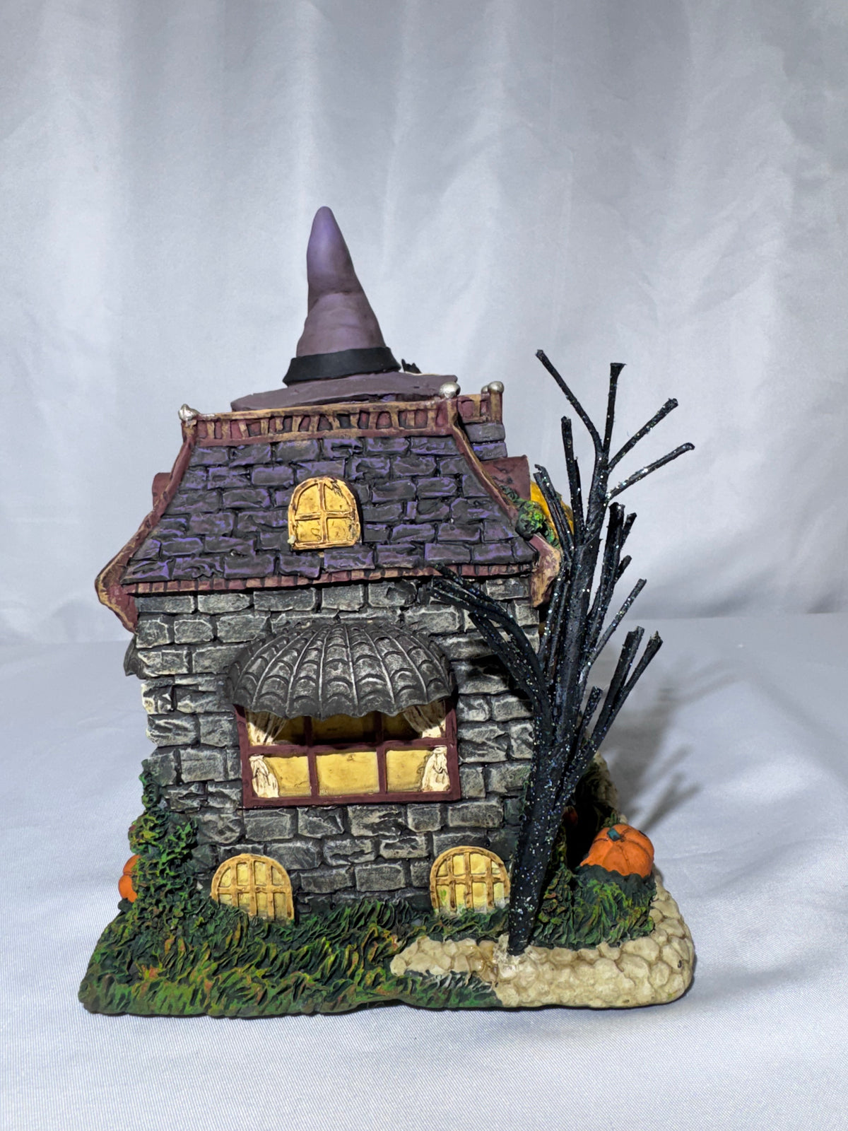 Hawthorne Village The Munsters Lily’s Costume Shop – A2296 – 2005 Halloween Village