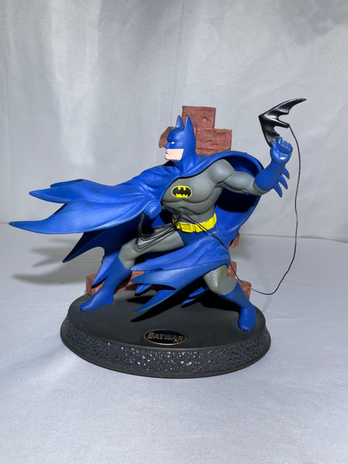 1996 Hallmark DC Super Heroes Collection Batman “Guardian of Gotham City” Figurine QHF3104 – Box & COA