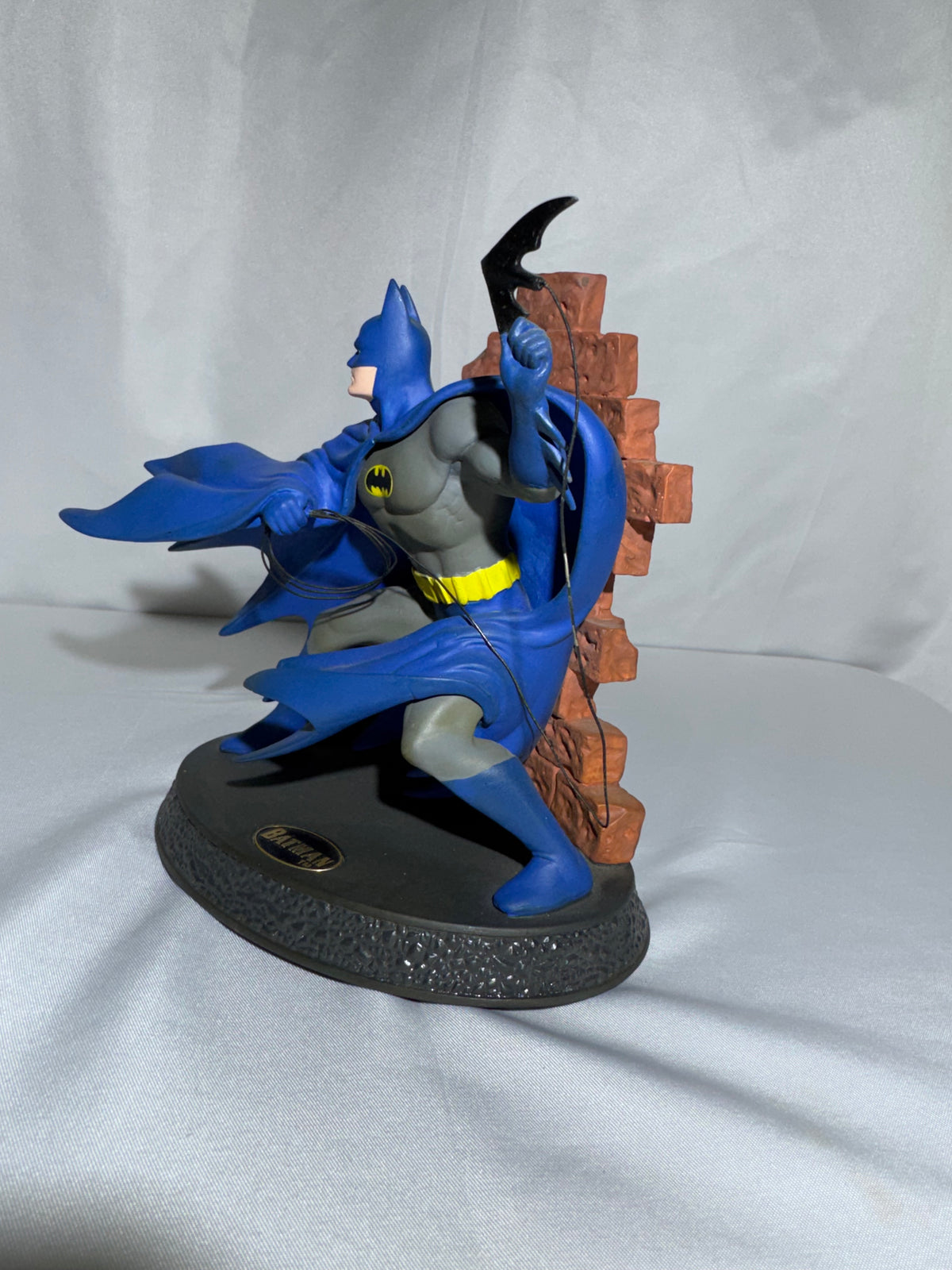 1996 Hallmark DC Super Heroes Collection Batman “Guardian of Gotham City” Figurine QHF3104 – Box & COA