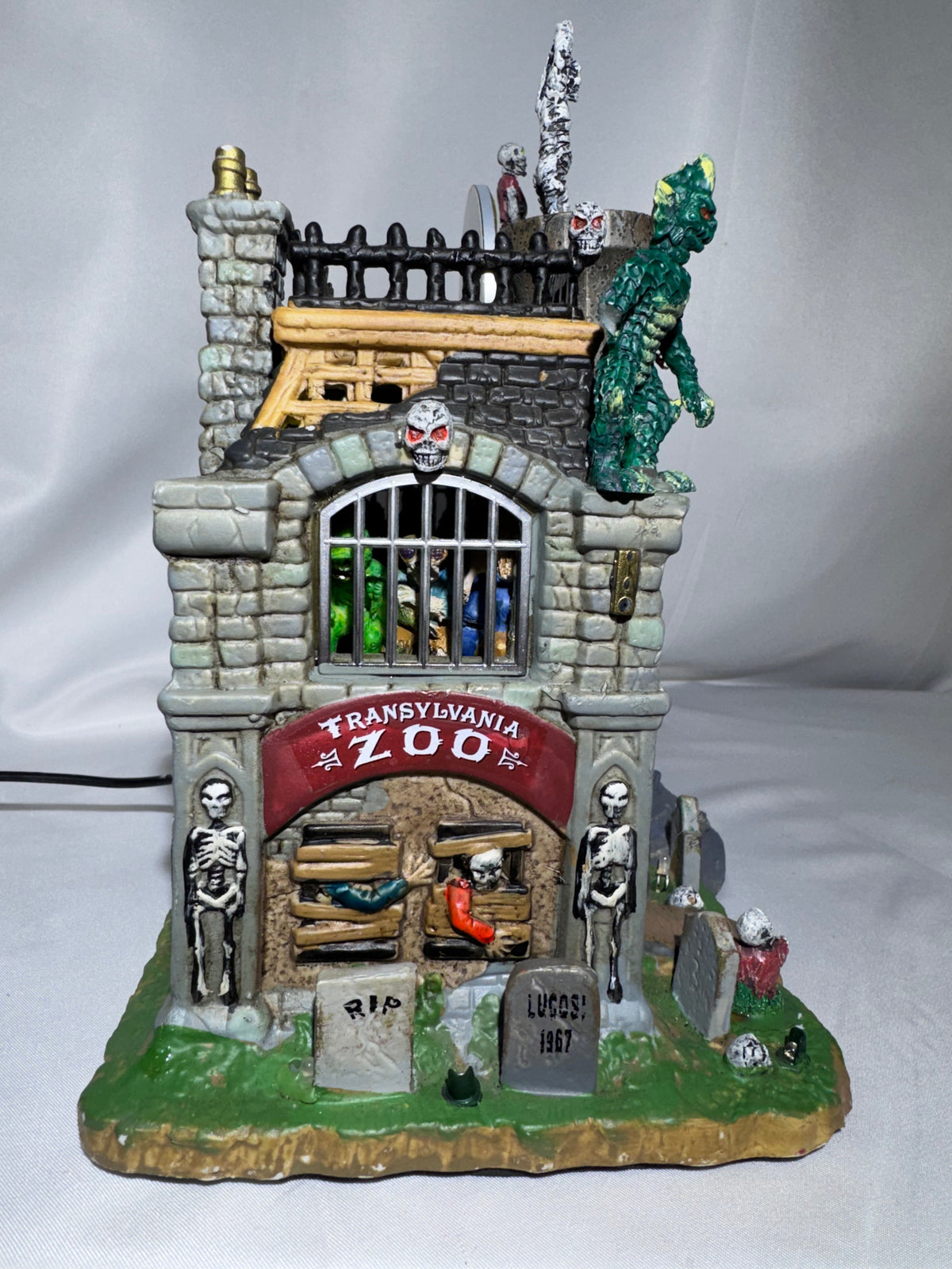 Lemax Spooky Town Transylvania Zoo – Animated Lighted & Musical Halloween Building – Retired