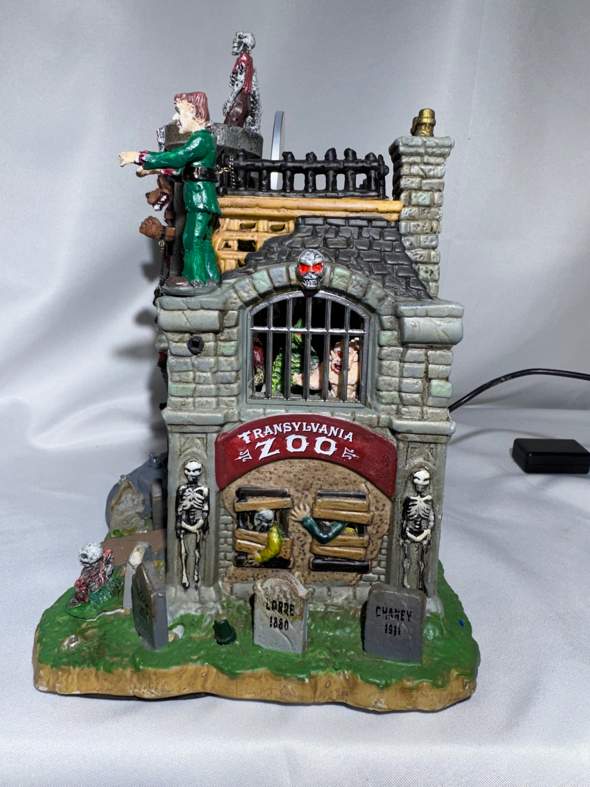 Lemax Spooky Town Transylvania Zoo – Animated Lighted & Musical Halloween Building – Retired