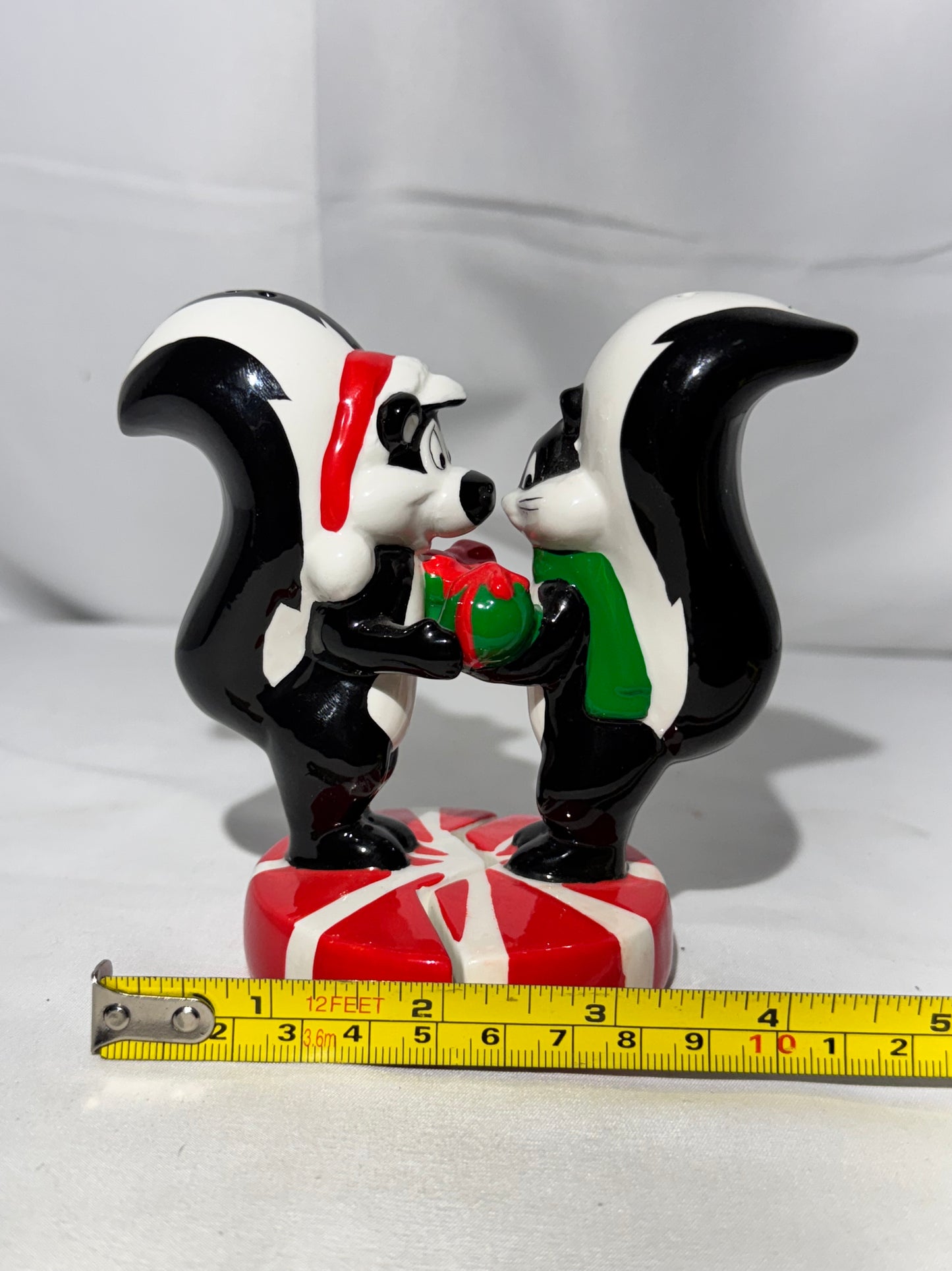 Looney Tunes Warner Brothers 1998 Pepé Le Pew & Penelope Salt and Pepper Shakers
