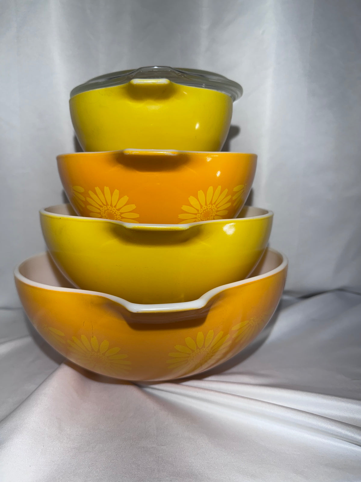 Vintage Pyrex Daisy Sunflower Mixing Bowls & Covered Casserole Dishes – 1970s – Set of 9 Pieces