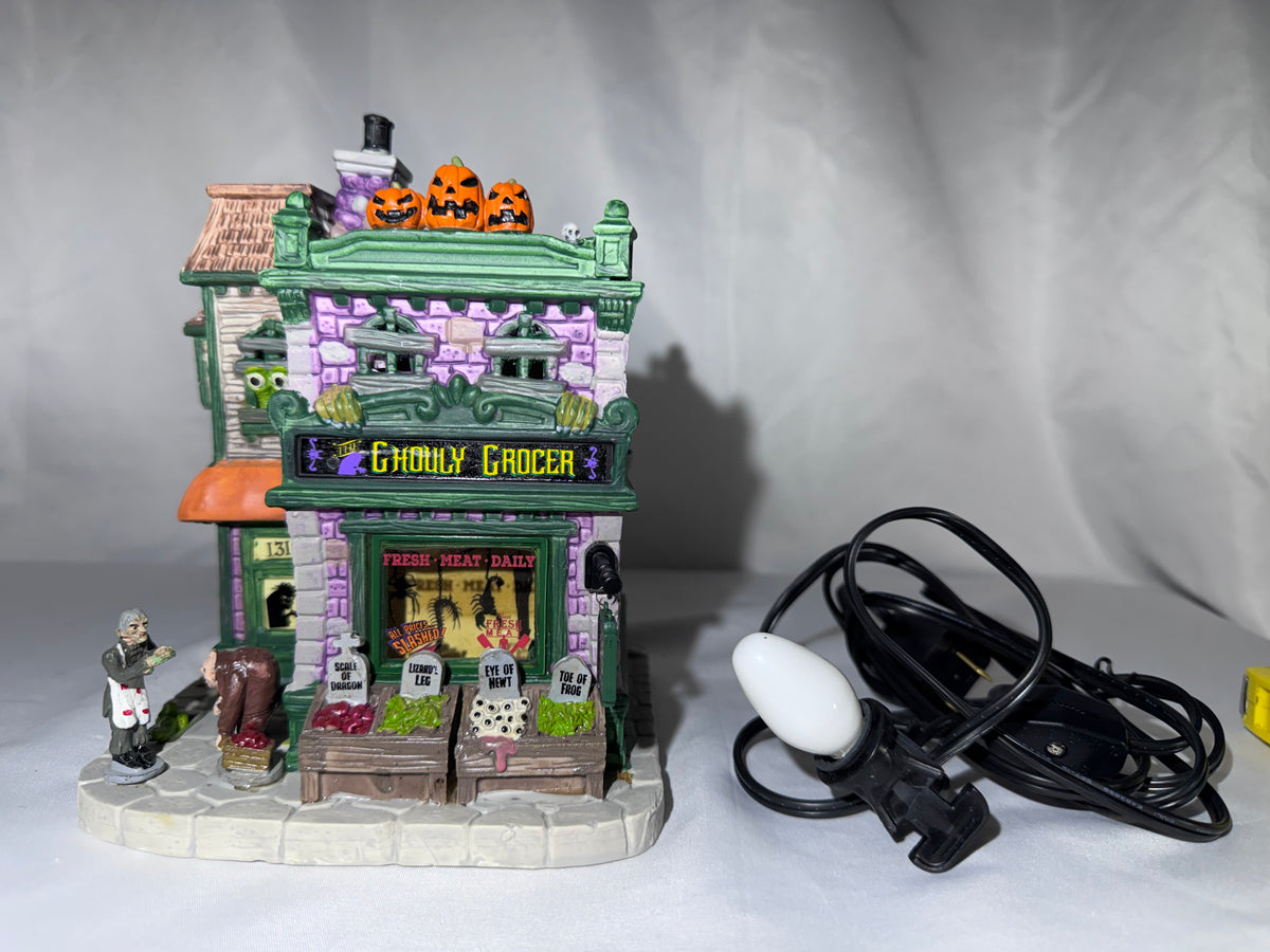 Lemax Spooky Town Ghouly Grocer #95458 – 2019 – Lighted Porcelain Building – Original Box
