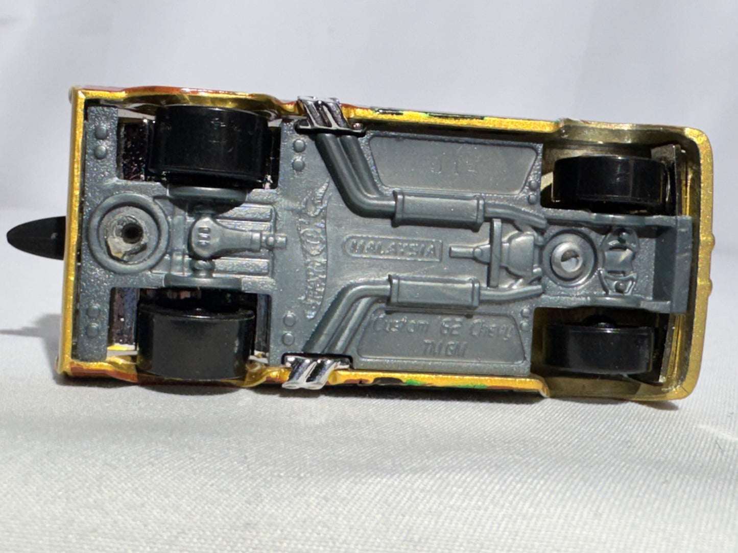 2011 Hot Wheels Custom ’62 Chevy Pickup Treasure Hunt – Gold Flames Surfboard Truck 1:64