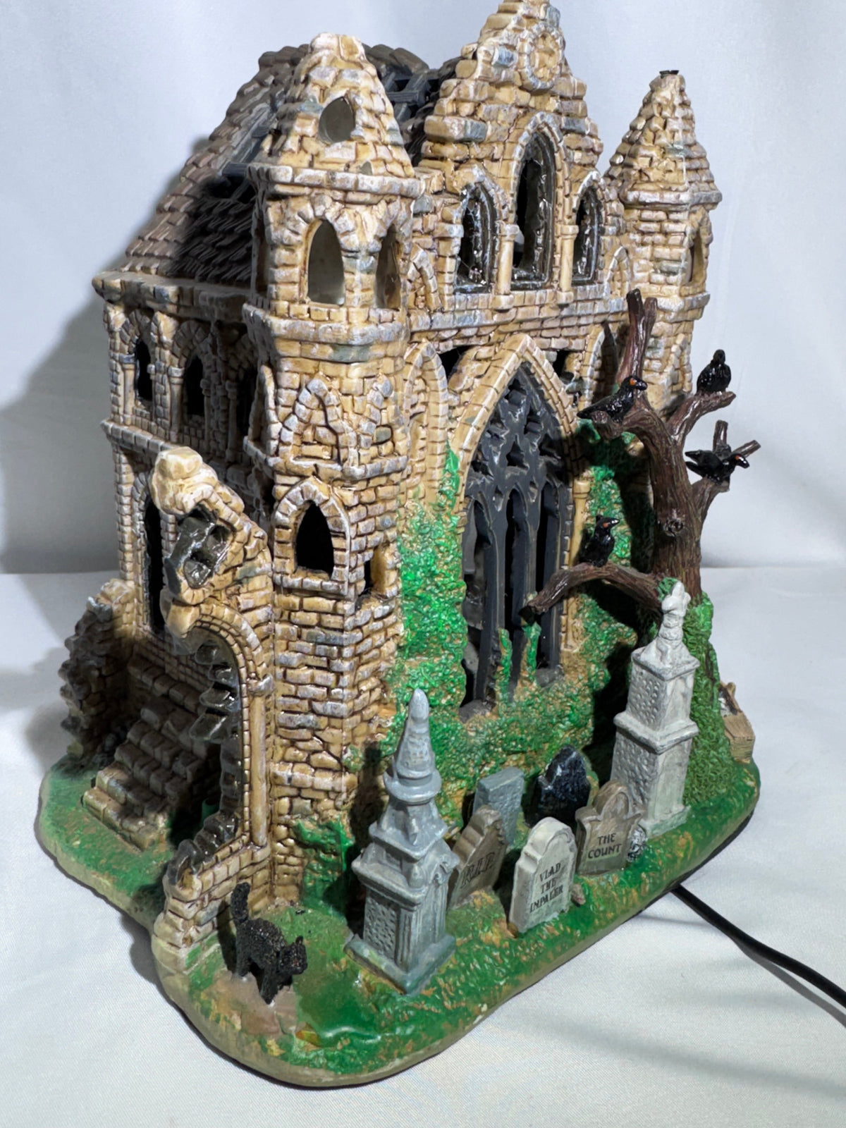 Lemax Spooky Town Gothic Ruins Lighted Building #65342 – 2006 – Retired