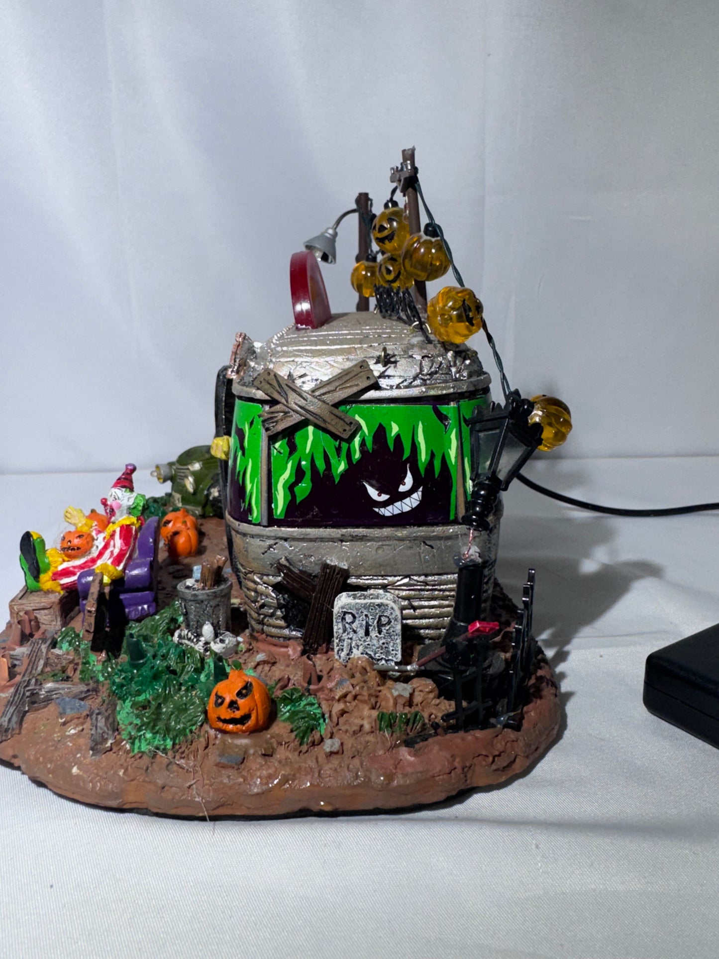 Lemax Spooky Town Killer Clown Mobile Home #14323 – Retired 2012 Halloween Village