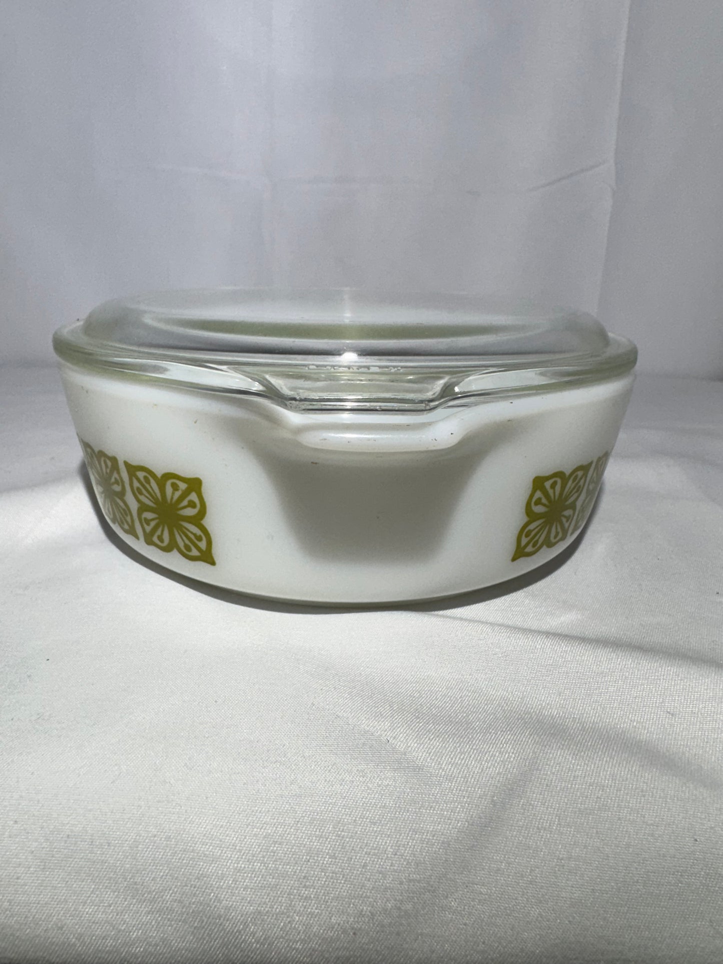 Pyrex 471 – 1 Pint Dish with Lid (470C) – Verde Square Flower Pattern
