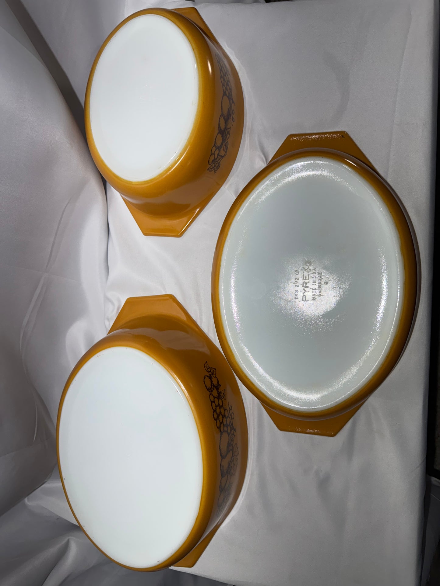Vintage Pyrex Old Orchard Casserole Dish Set of 3 w/ Lids 1.5 Qt & 2.5 Qt Brown Fruit