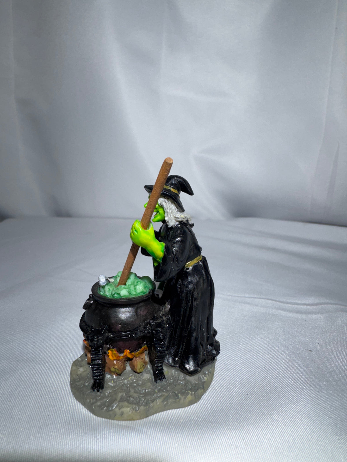 Lemax Spooky Town “The Witch’s Cauldron” #42840 — Halloween Village Figurine