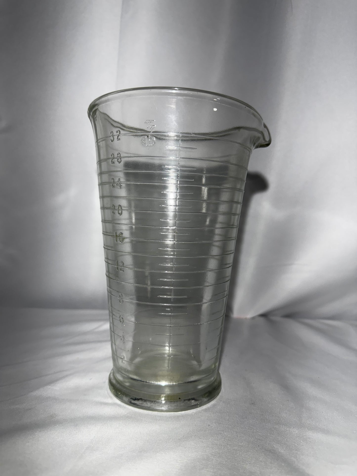 Vintage 32oz Glass Measuring Beaker Weighted Base Pour Spout Darkroom Lab