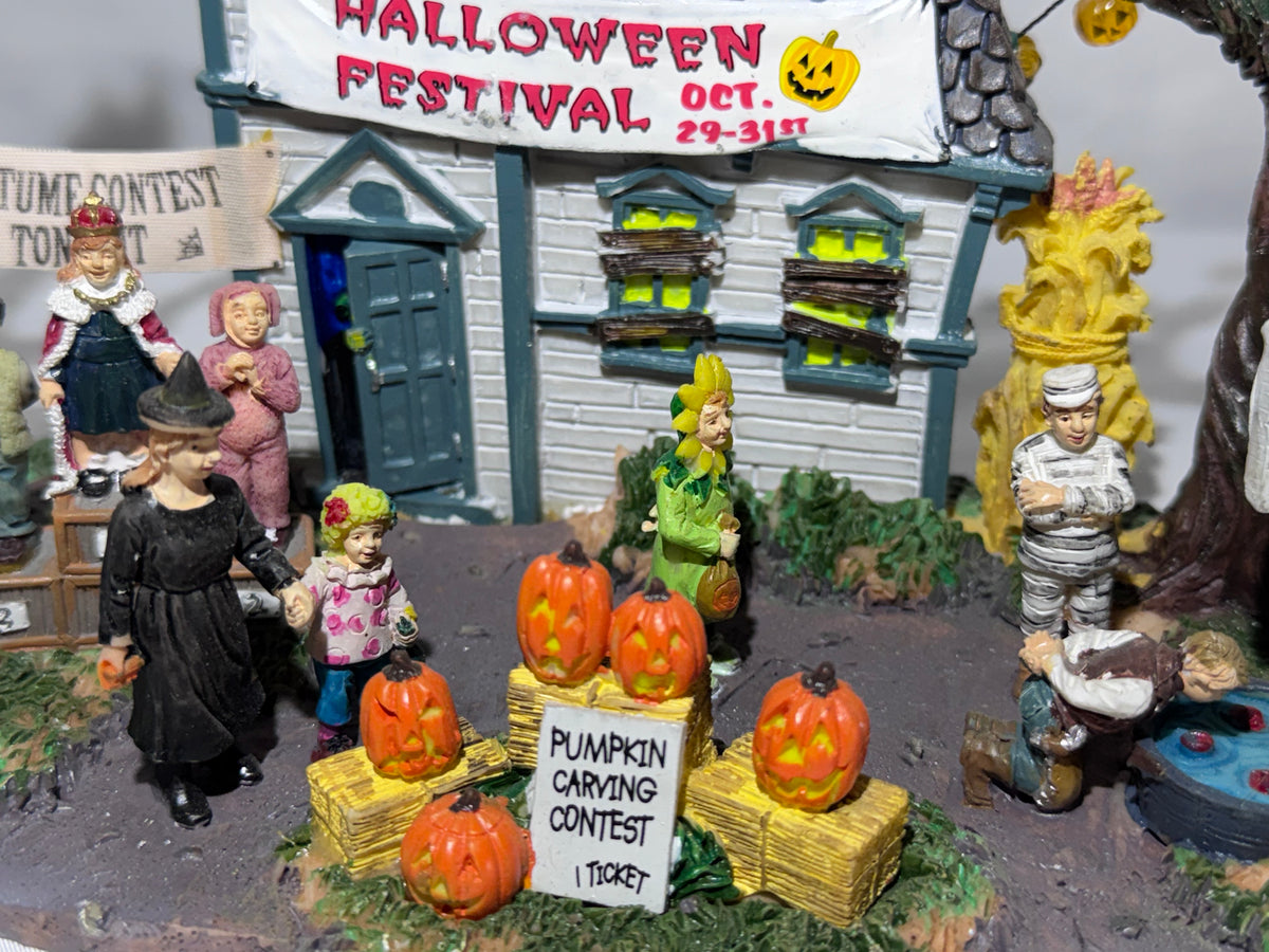 Lemax Spooky Town Halloween Festival #43422 – Retired 2004 – Original Box