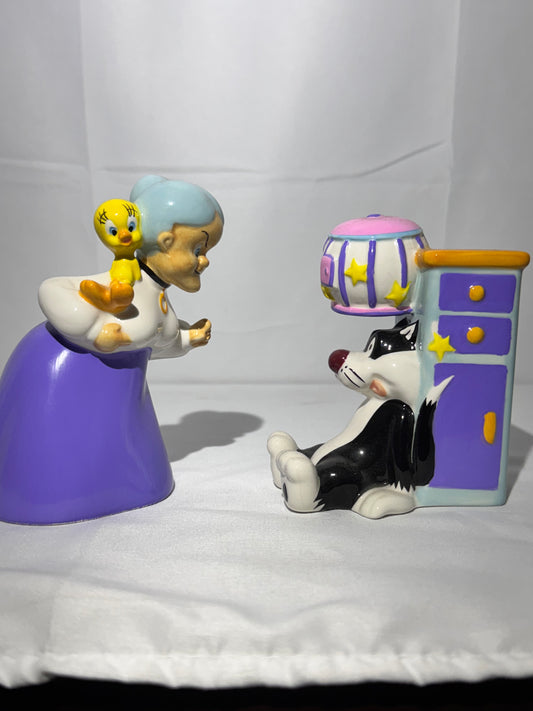Looney Tunes Granny & Sylvester with Tweety Bird Salt and Pepper Shakers – Warner Brothers