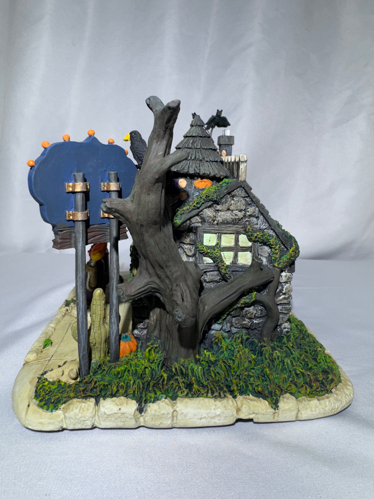 2004 Hawthorne Village The Munsters “Last Chance Gas” Station – Halloween Village A9097
