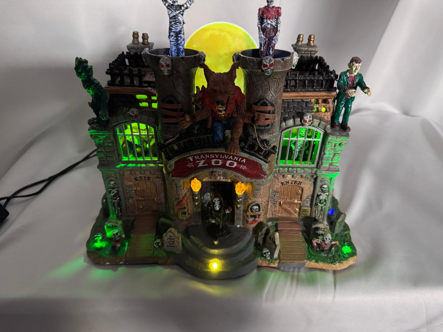 Lemax Spooky Town Transylvania Zoo – Animated Lighted & Musical Halloween Building – Retired