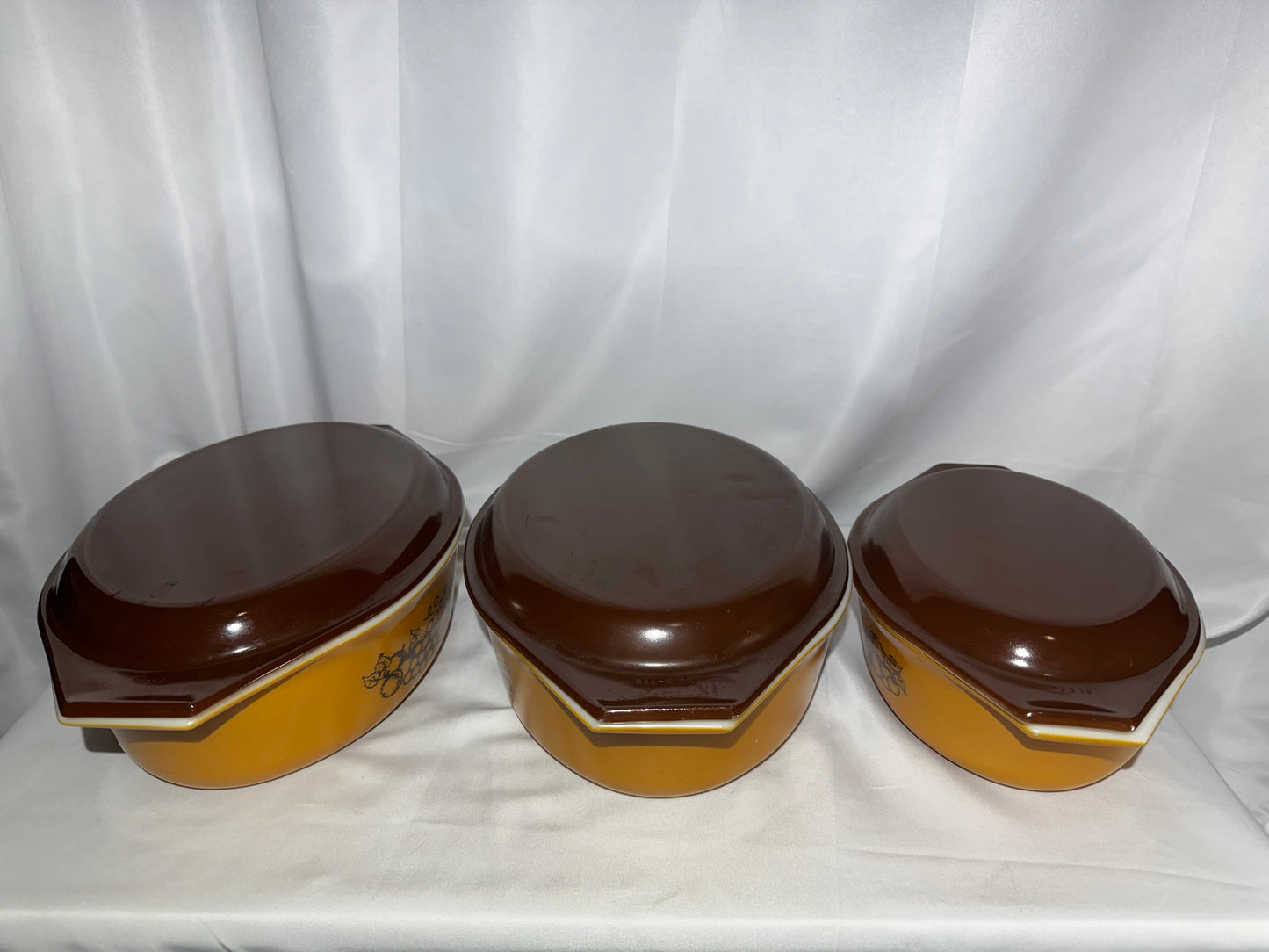 Vintage Pyrex Old Orchard Casserole Dish Set of 3 w/ Lids 1.5 Qt & 2.5 Qt Brown Fruit