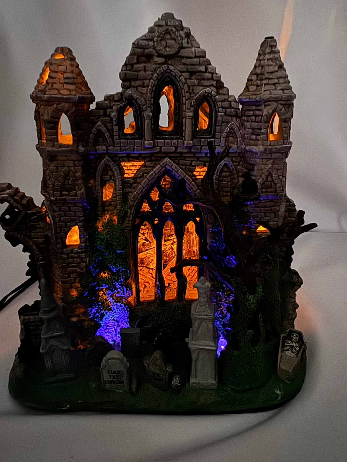 Lemax Spooky Town Gothic Ruins Lighted Building #65342 – 2006 – Retired