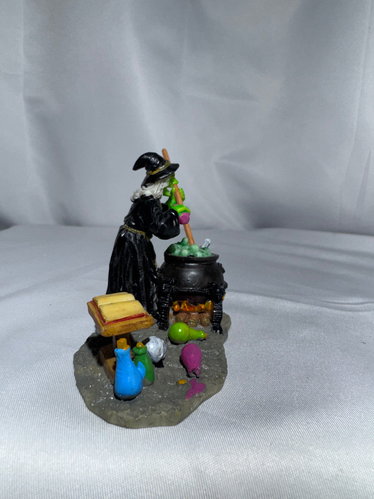 Lemax Spooky Town “The Witch’s Cauldron” #42840 — Halloween Village Figurine