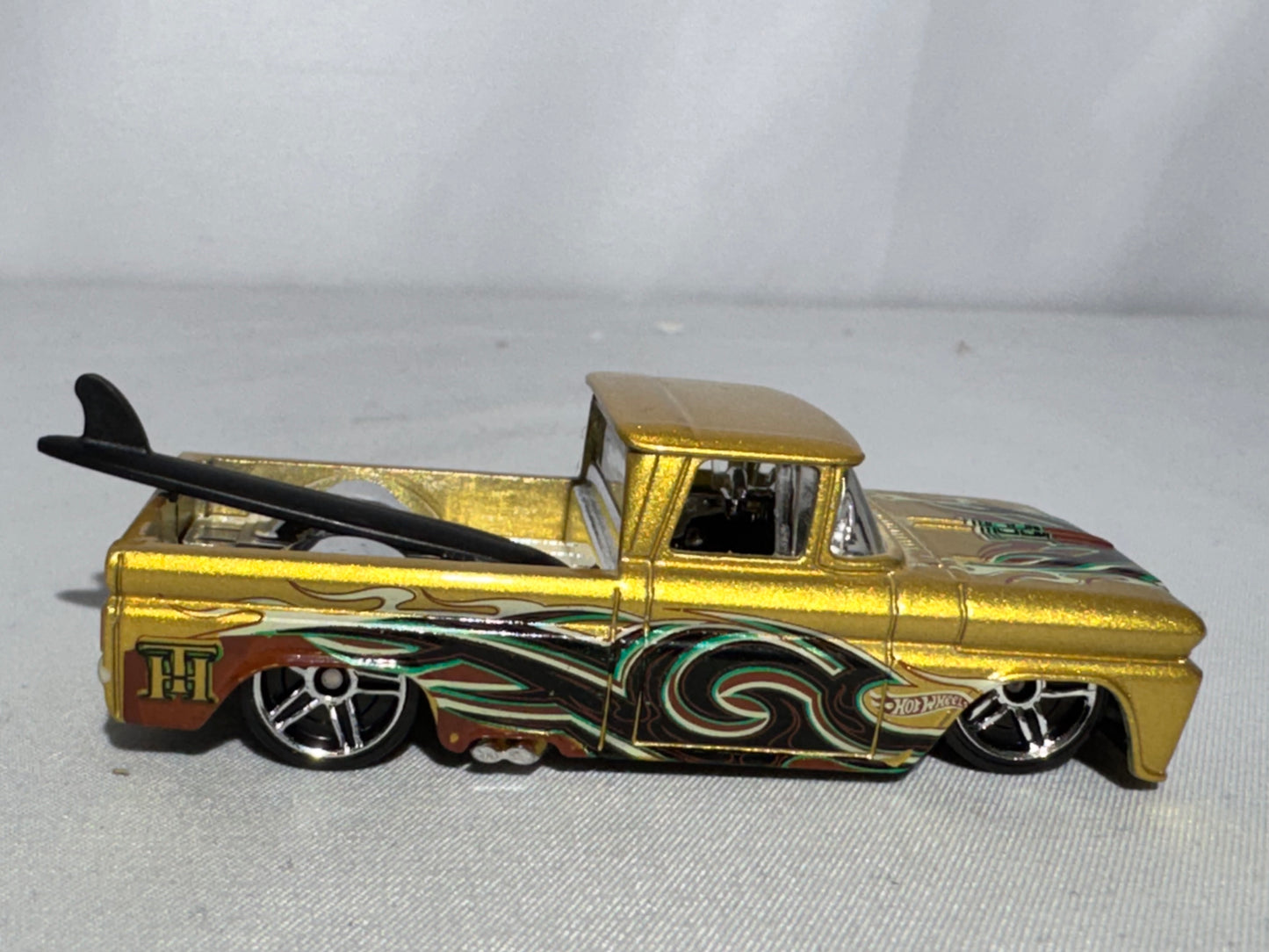 2011 Hot Wheels Custom ’62 Chevy Pickup Treasure Hunt – Gold Flames Surfboard Truck 1:64