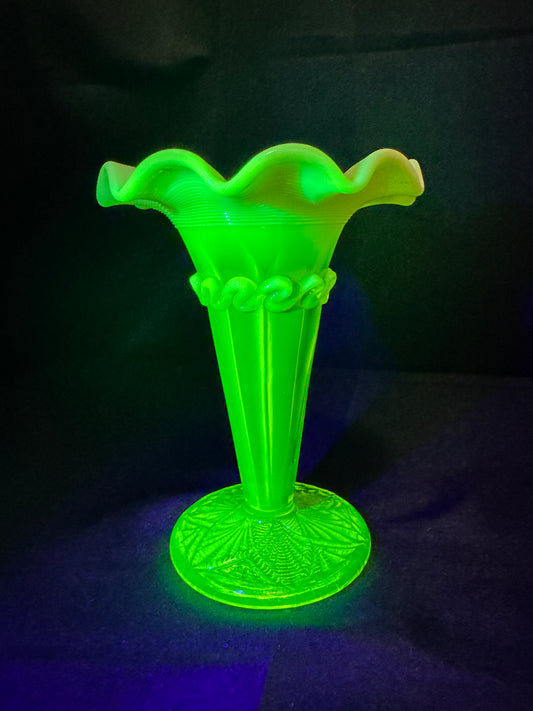 Vintage Davidson Pearline Primrose Uranium Glass Vase – Fluted & Ruffled