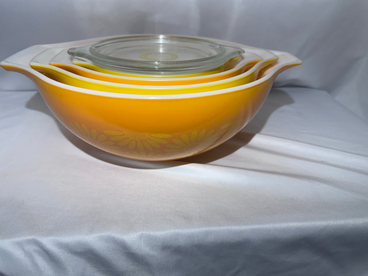Vintage Pyrex Daisy Sunflower Mixing Bowls & Covered Casserole Dishes – 1970s – Set of 9 Pieces