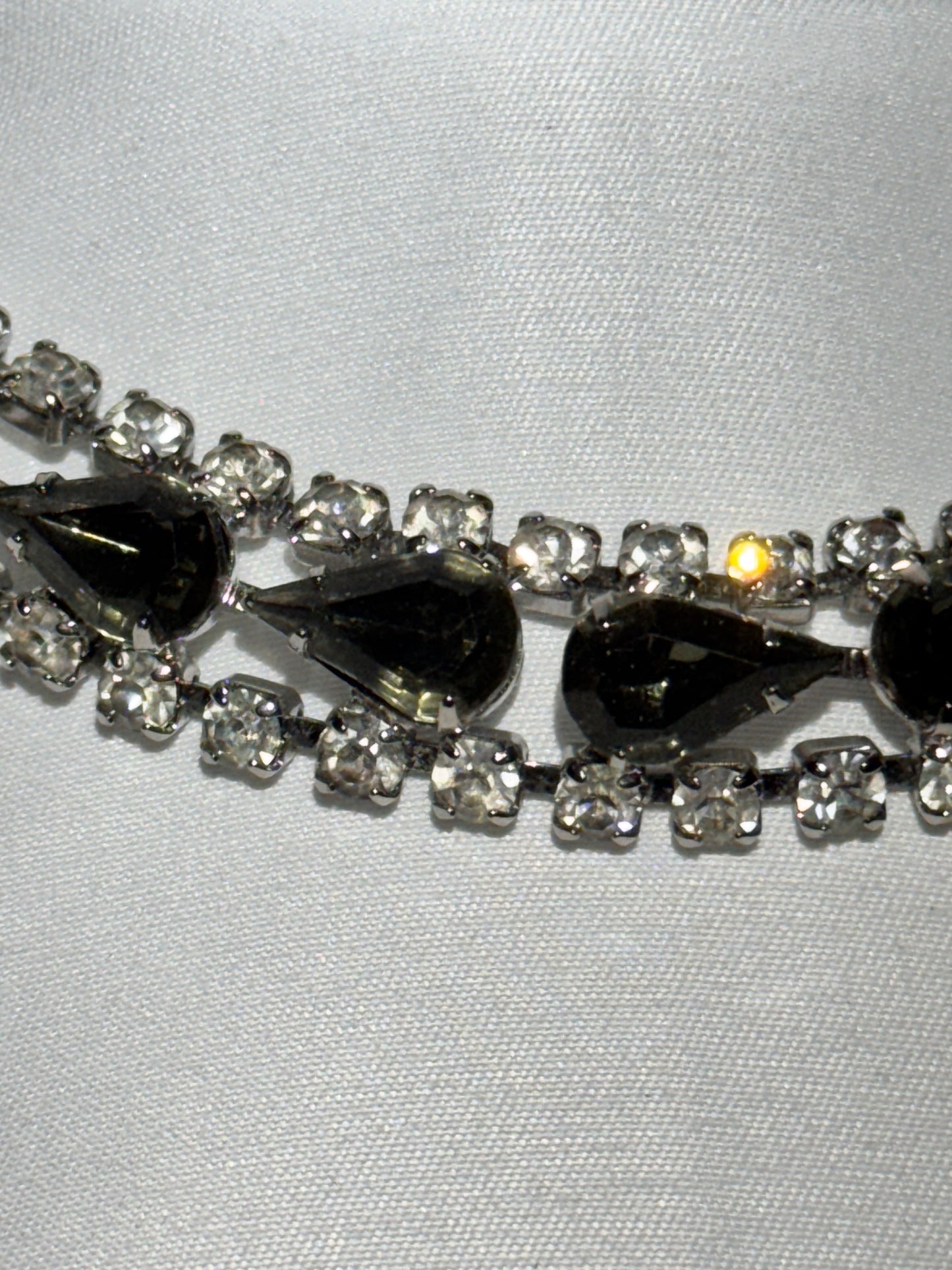 Vintage Women’s Pear-Shaped Rhinestone Necklace / Choker – Silver Tone