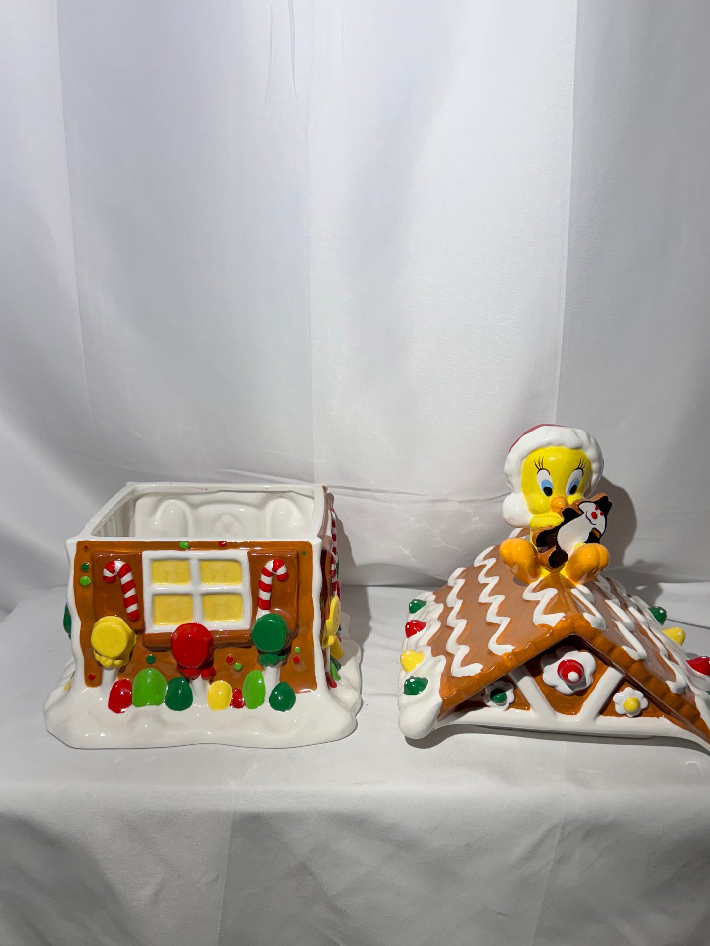 Looney Tunes Warner Brothers Christmas Gingerbread House Cookie Jar – Tweety & Sylvester