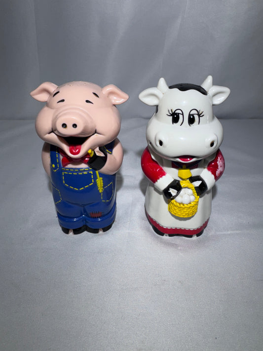 Vintage Cow & Pig Farm Animal Plastic Salt & Pepper Shakers Animated Tested