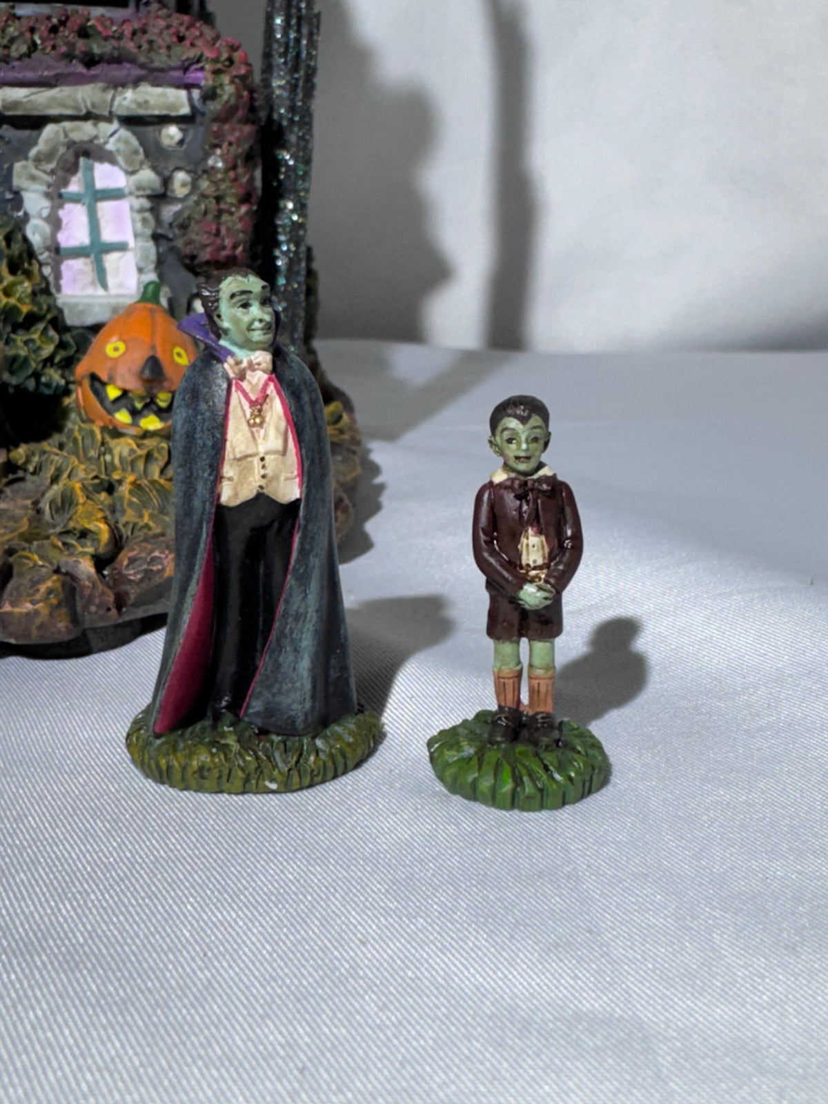 Hawthorne Village The Munsters Halloween Village – Grandpa’s Touch of Transylvania Hotel – 2004