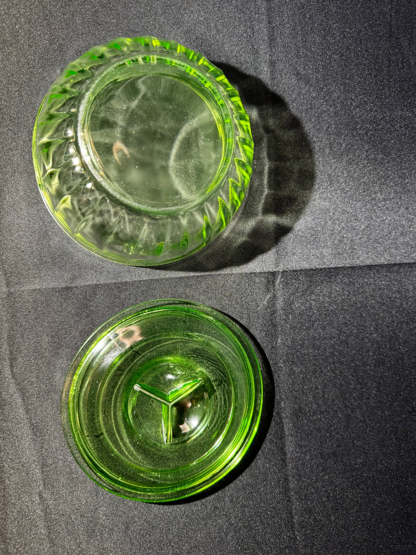 Vintage Anchor Hocking Uranium Glass Refrigerator Dish w/ Lid Ribbed Depression Glass UV Glow 5.5”