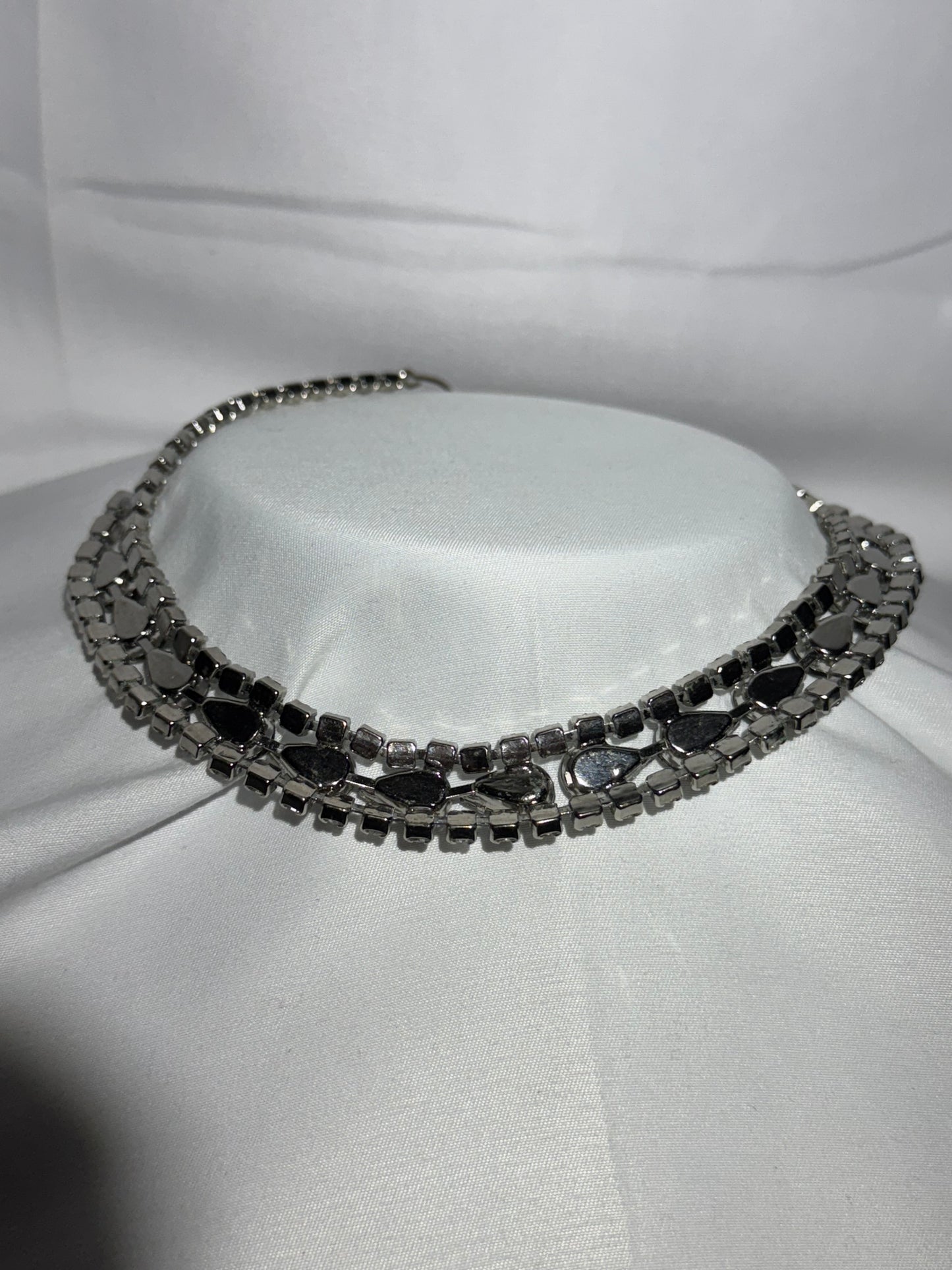 Vintage Women’s Pear-Shaped Rhinestone Necklace / Choker – Silver Tone