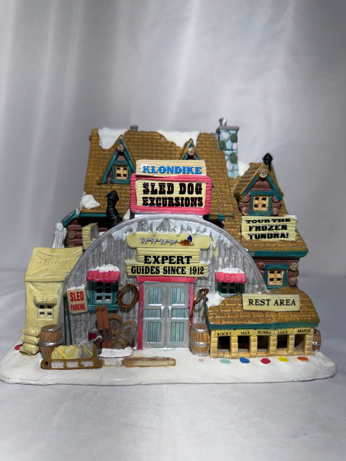 Lemax Klondike Sled Dog Excursions #95844 – 2009 Retired Christmas Village Lighted Building- read