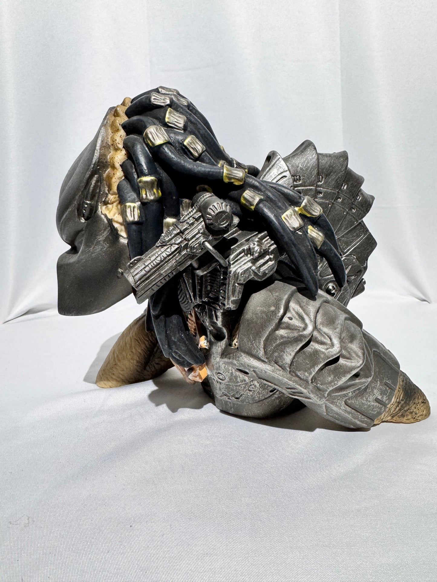 Masked Predator Bust Bank – Diamond Select Toys (2016)