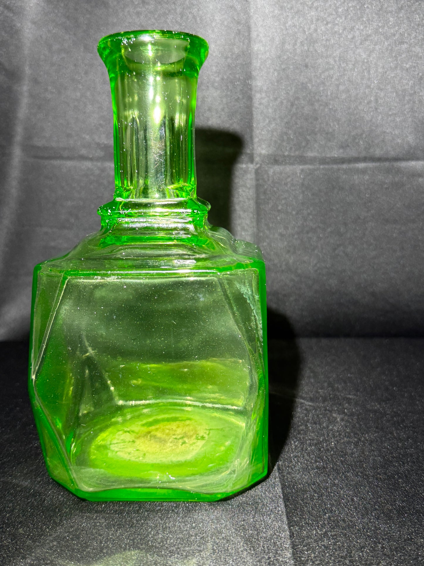 Vintage Anchor Hocking Green Uranium Glass Decanter – Art Deco Square Depression Glass – UV Glow