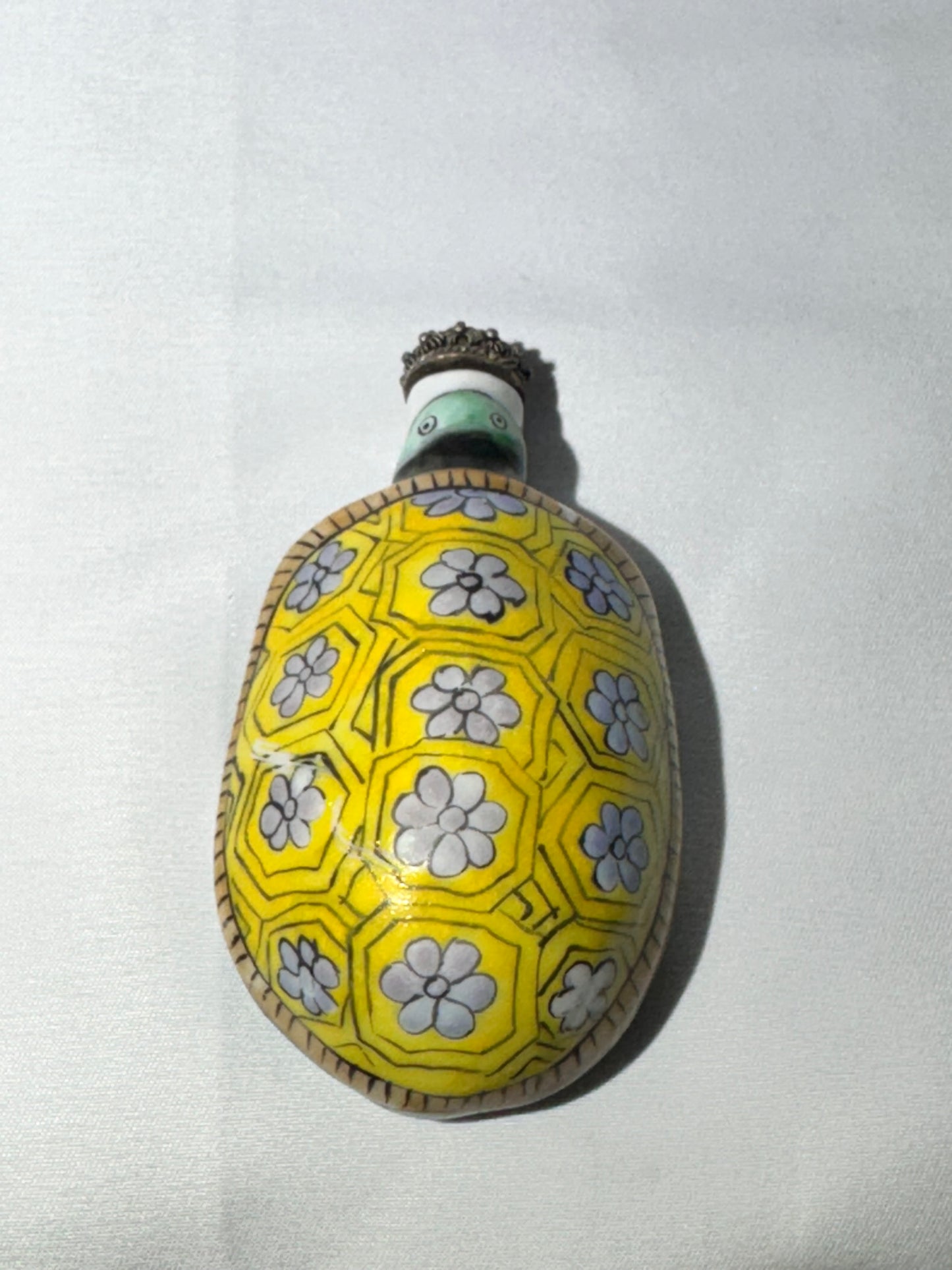Antique Porcelain Turtle Snuff Bottle – Hand-Painted with Spoon and Stopper