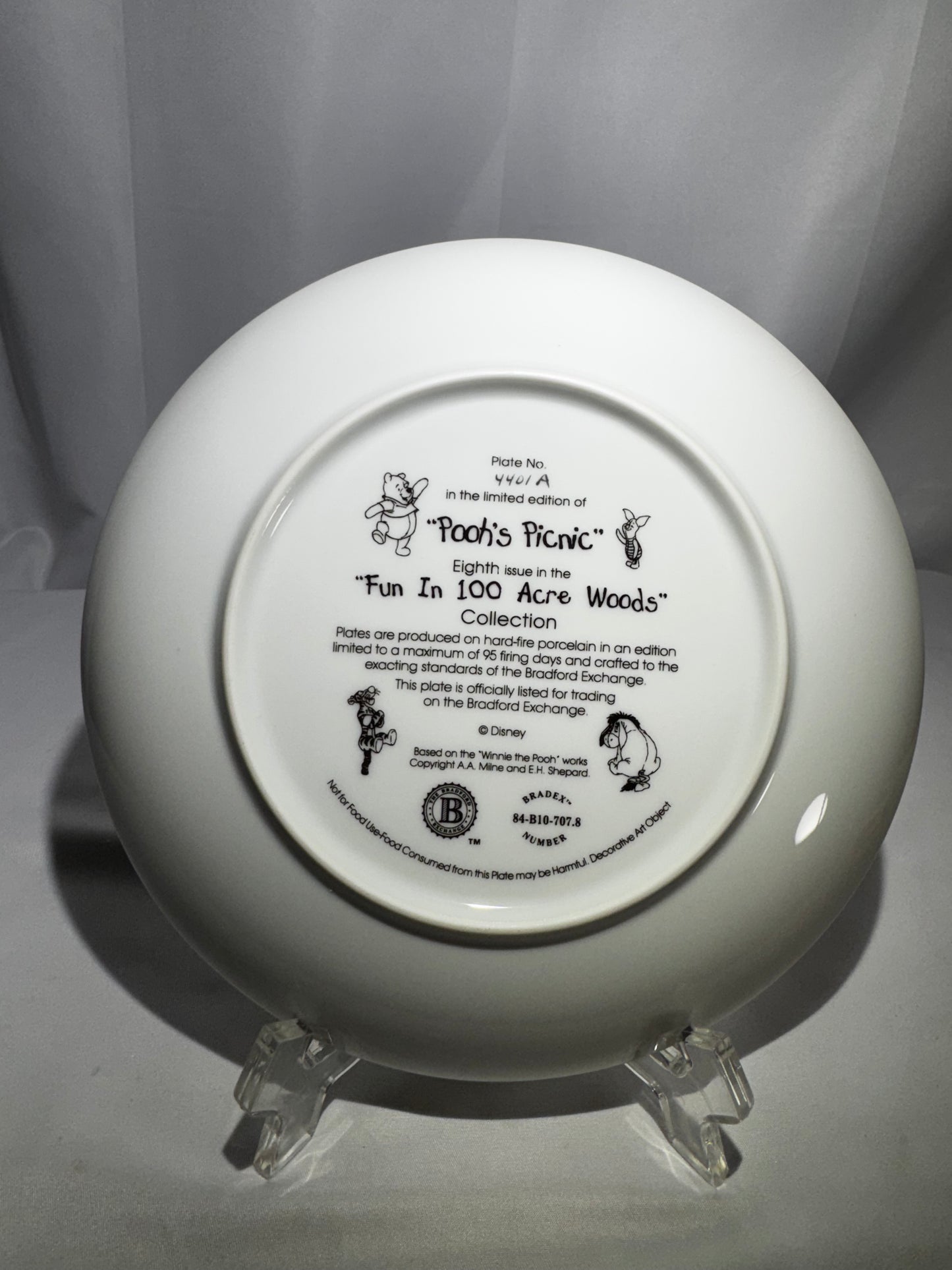 Bradford Exchange Disney Winnie the Pooh “Pooh’s Picnic” Collector Plate – 8th Issue
