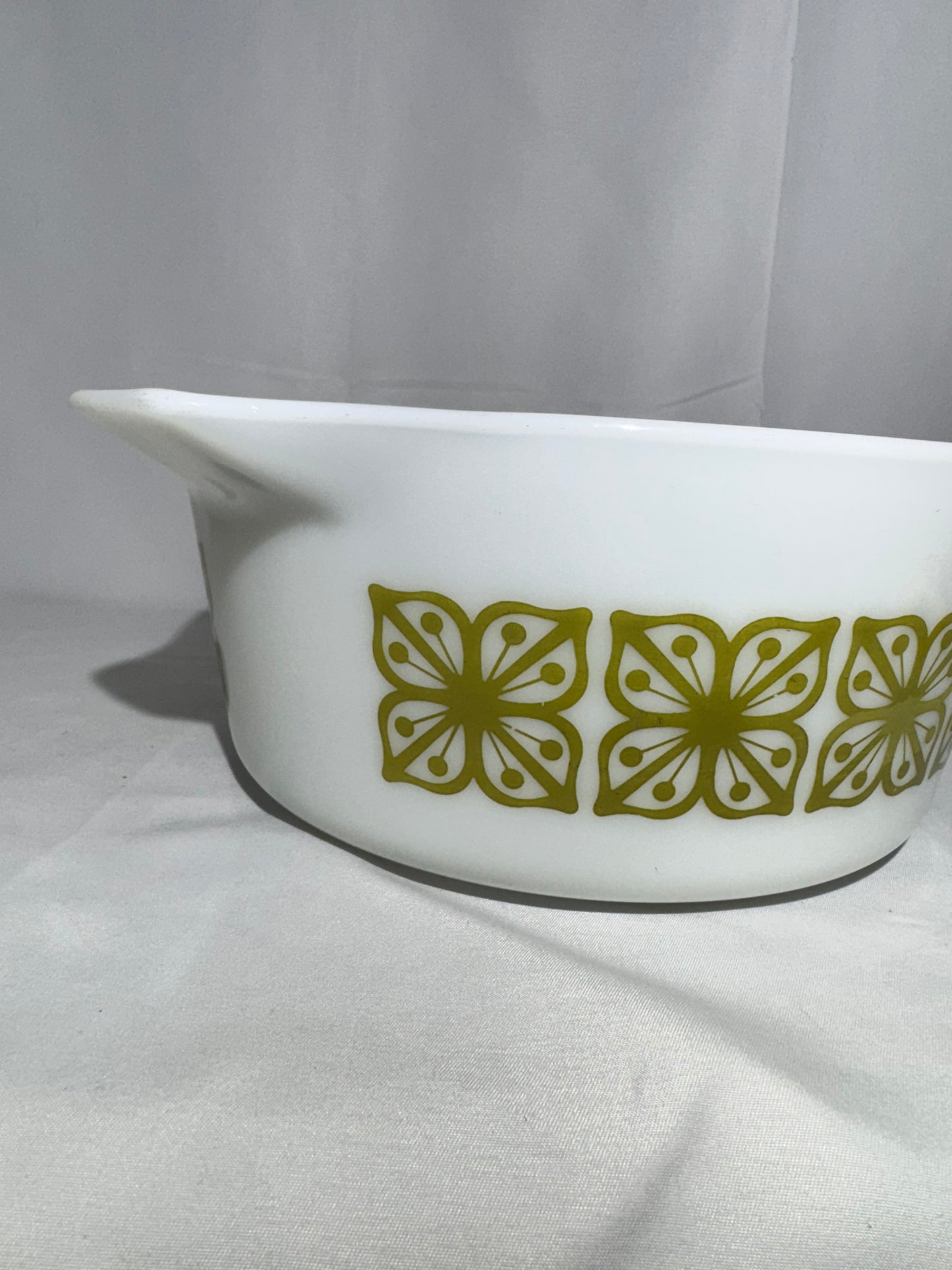 yrex 475B – 2.5 Quart casserole dish – Verde Square Flower