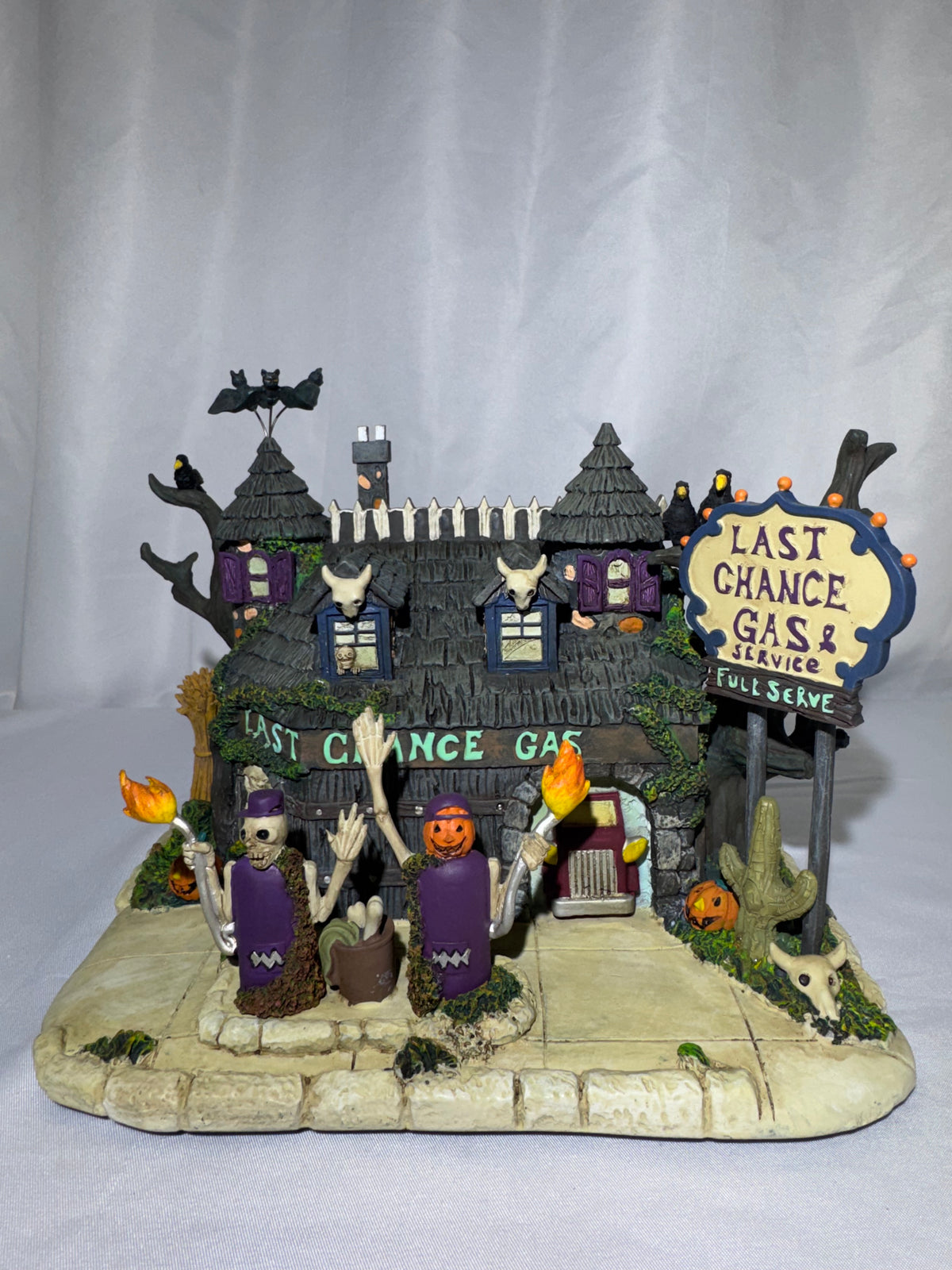 2004 Hawthorne Village The Munsters “Last Chance Gas” Station – Halloween Village A9097