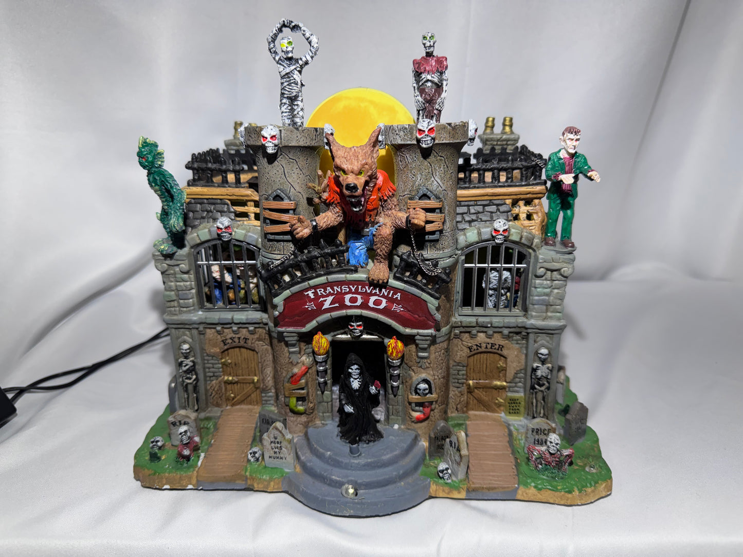Lemax Spooky Town Transylvania Zoo – Animated Lighted & Musical Halloween Building – Retired