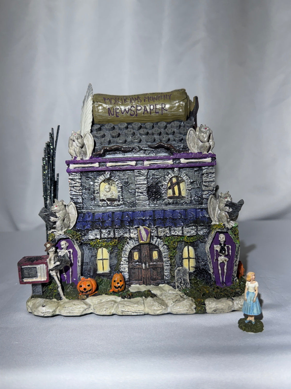 Hawthorne Village The Munsters 2004 Halloween Village – “Morticians Monthly Newspaper” Building A8582