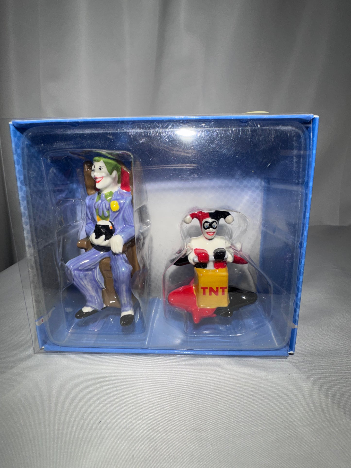 Vintage 2019 Enesco DC Comics Joker & Harley Quinn Salt & Pepper Shaker Set – Original Box